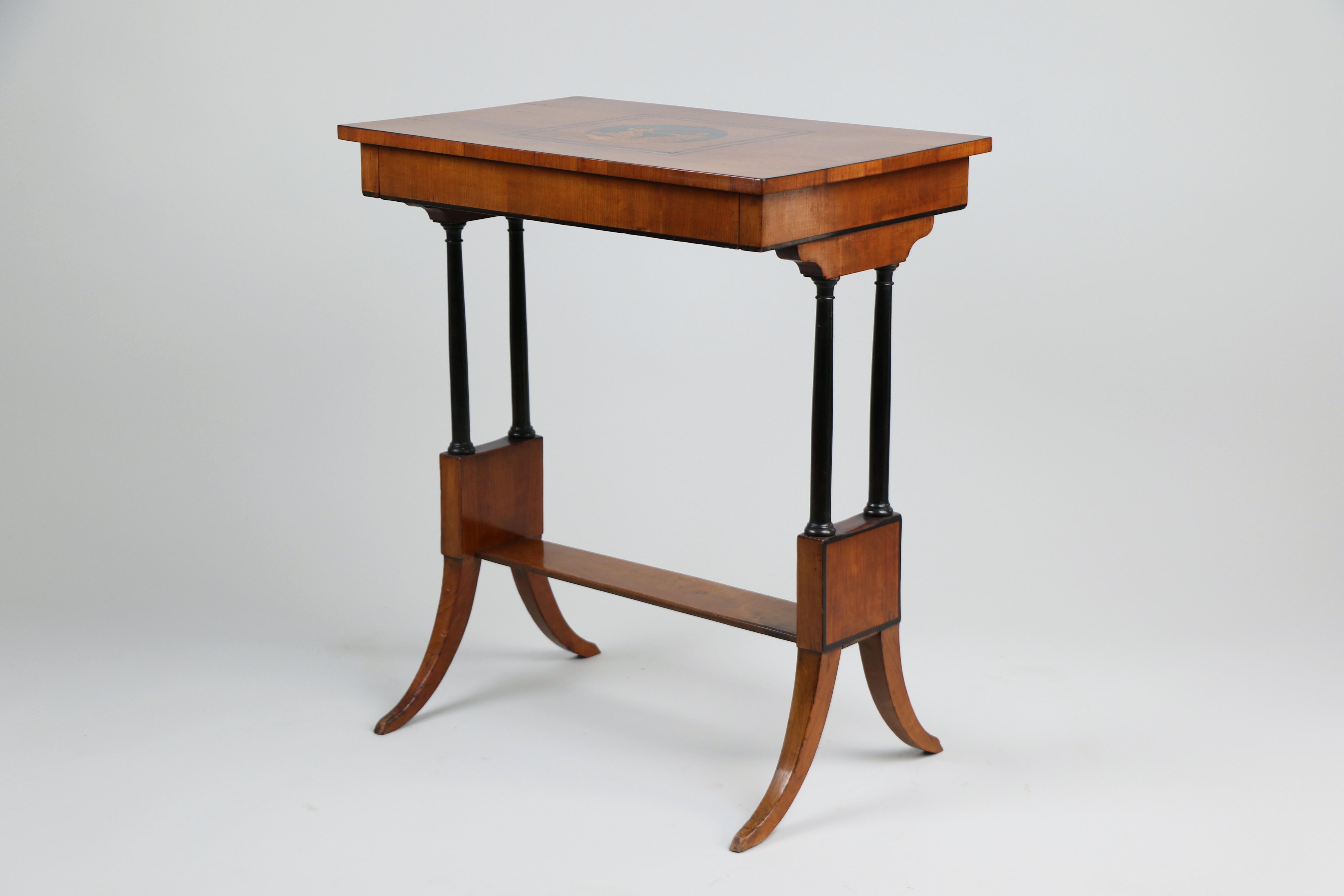 Nous sommes ravis d'offrir cette extraordinaire table d'appoint en cerisier Biedermeier, une pièce rare et exceptionnelle fabriquée à Vienne vers 1825. Cette table remarquable n'est pas seulement un témoignage de l'artisanat inégalé de l'époque