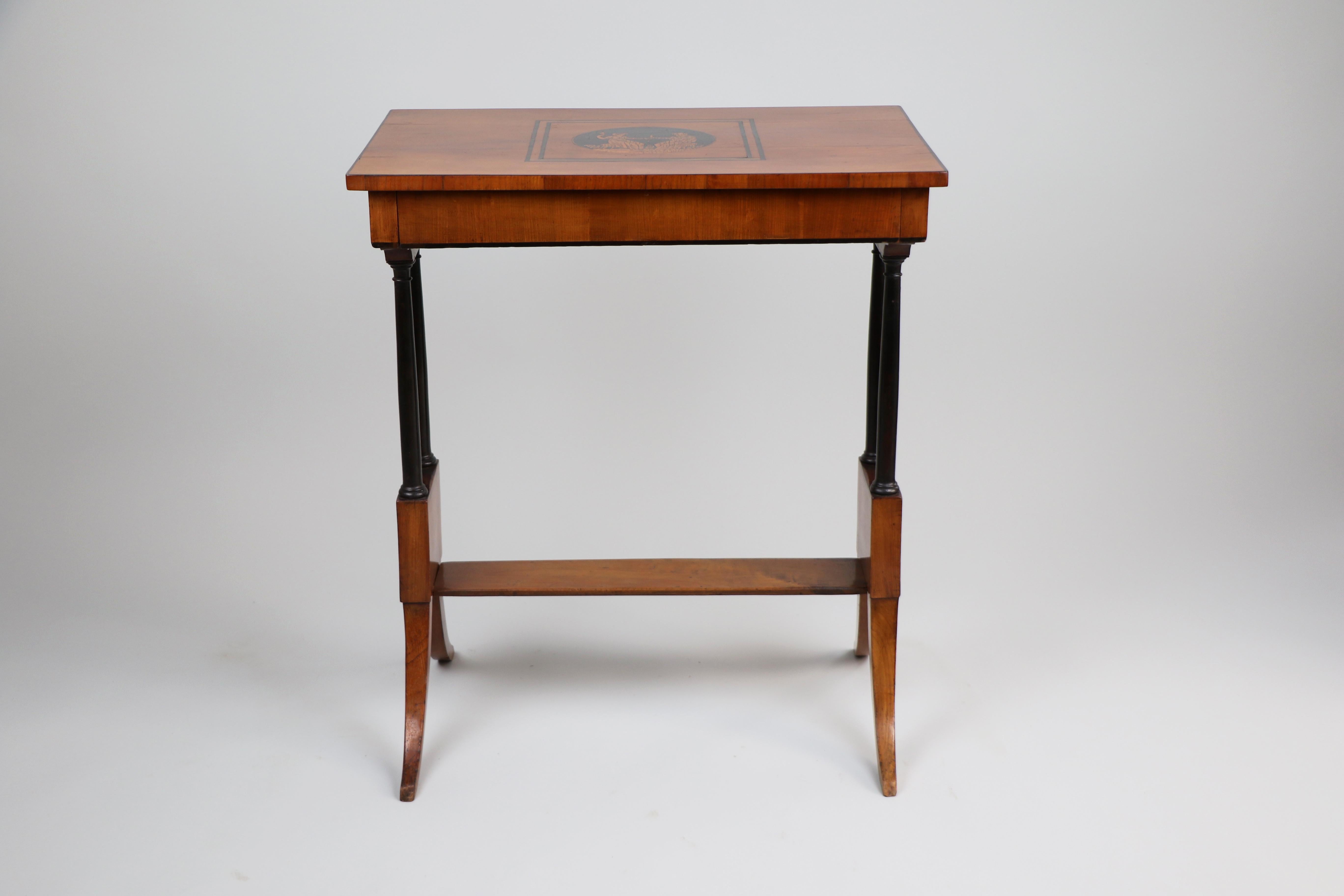 Autrichien Table d'appoint Biedermeier en cerisier du 19ème siècle. Vienne, vers 1825. en vente
