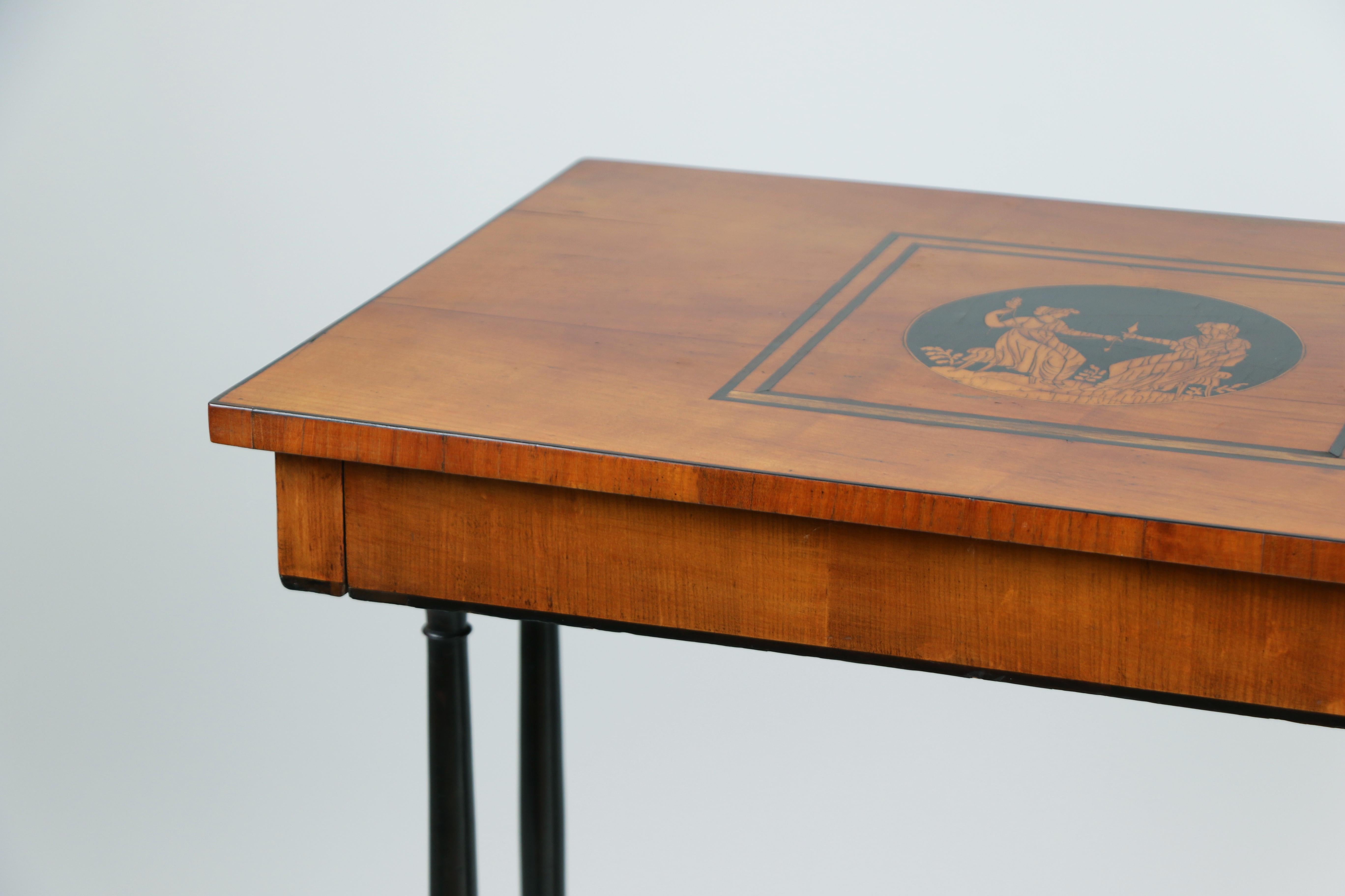Ébénisé Table d'appoint Biedermeier en cerisier du 19ème siècle. Vienne, vers 1825. en vente