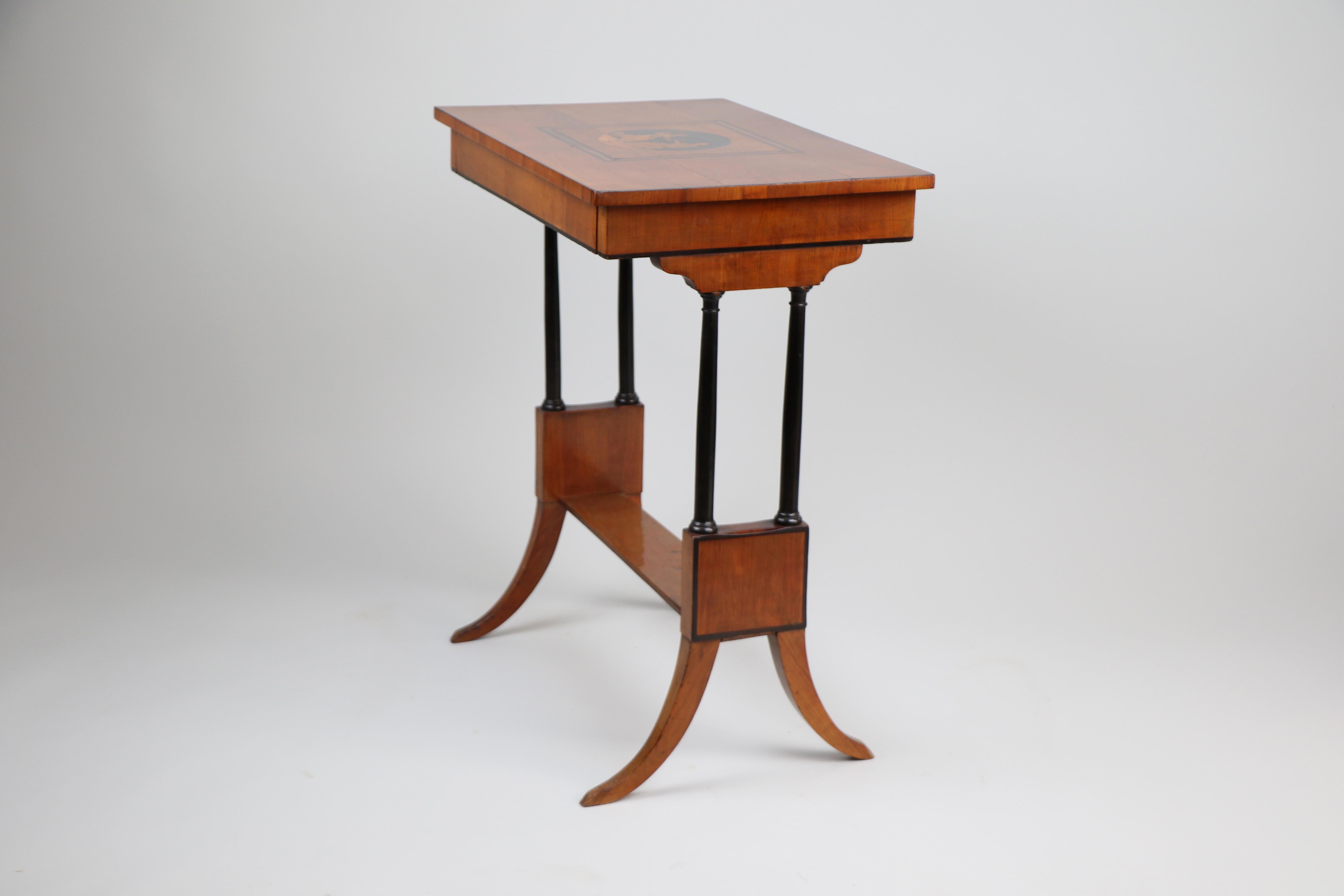 XIXe siècle Table d'appoint Biedermeier en cerisier du 19ème siècle. Vienne, vers 1825. en vente