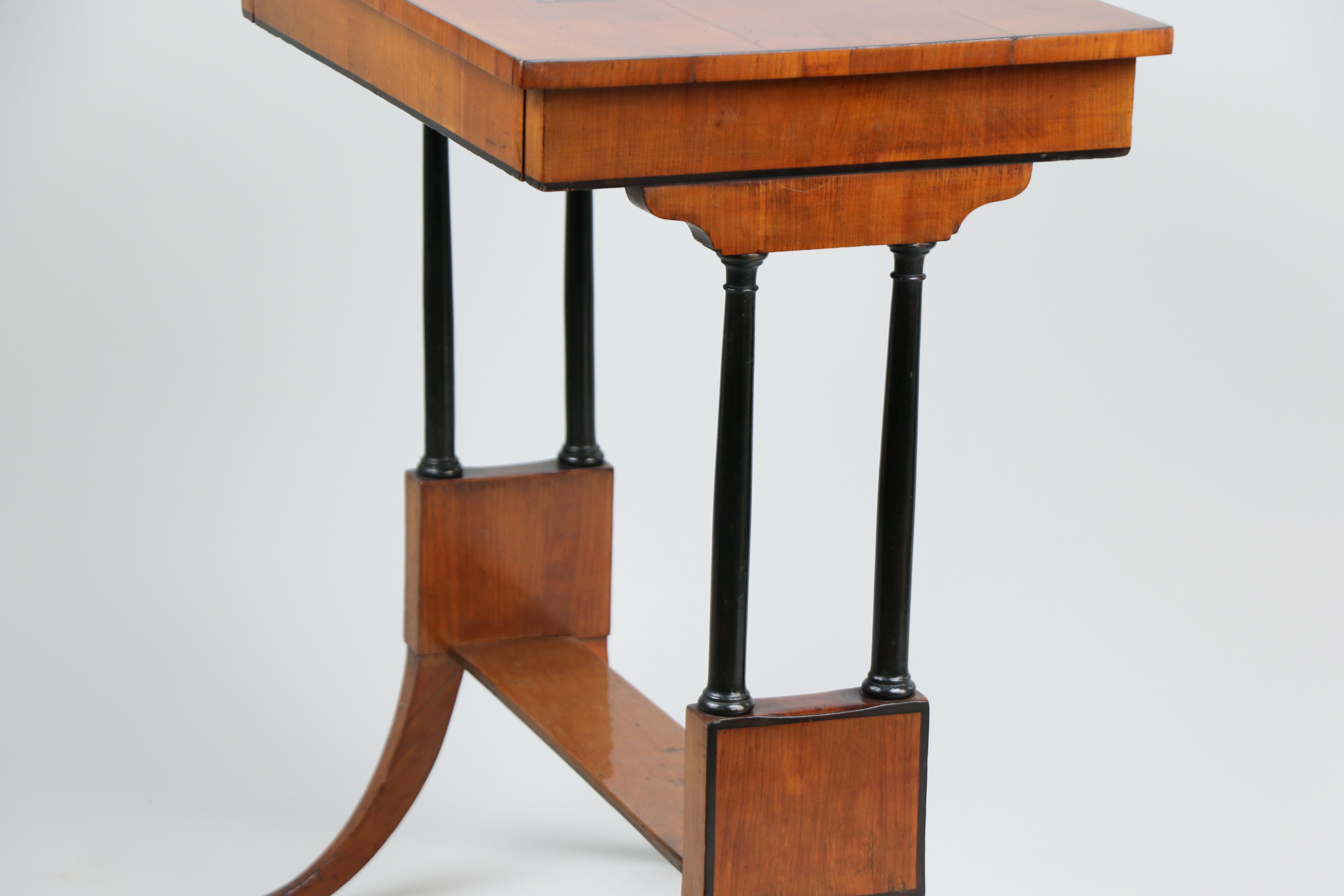 Cerise Table d'appoint Biedermeier en cerisier du 19ème siècle. Vienne, vers 1825. en vente