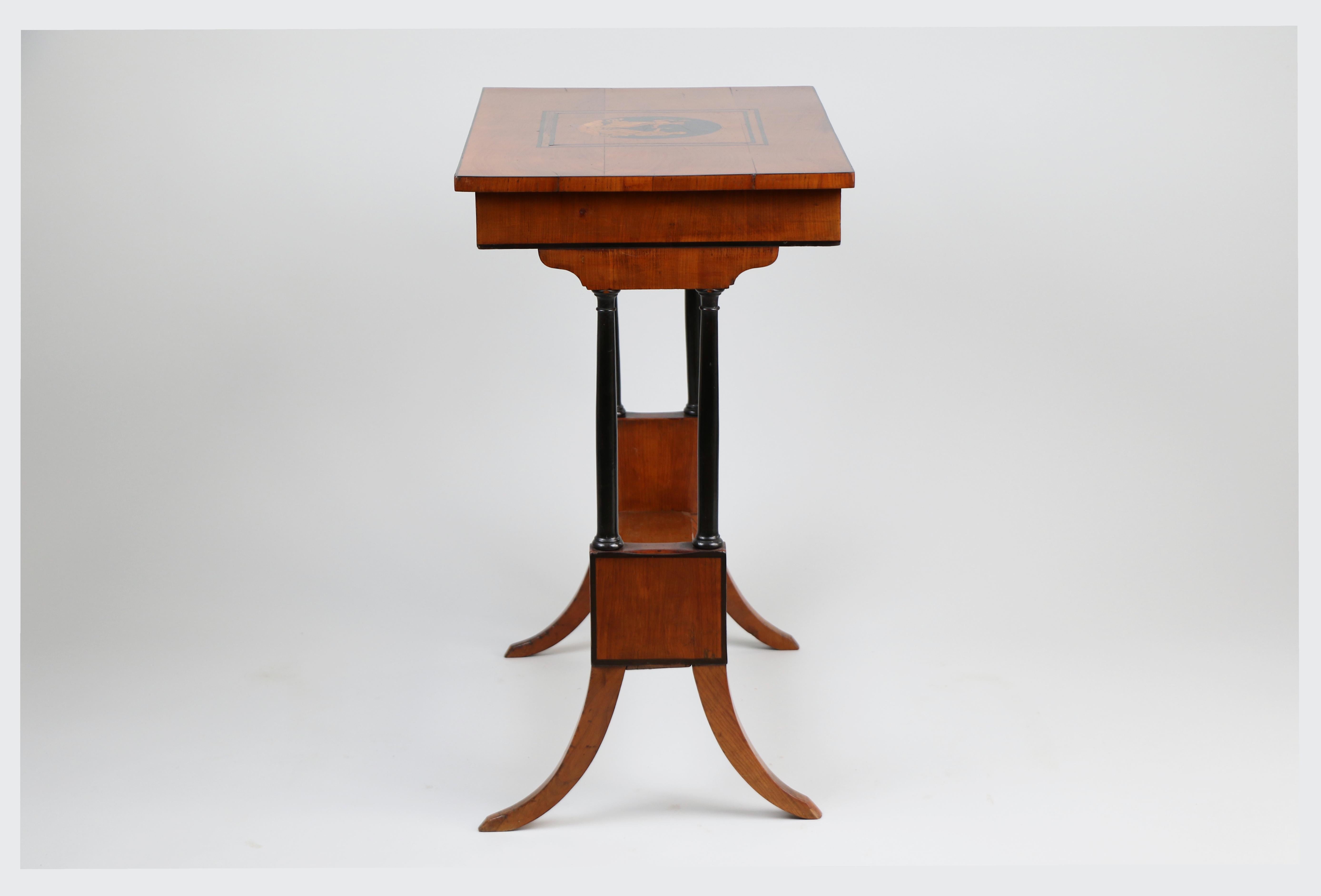 Table d'appoint Biedermeier en cerisier du 19ème siècle. Vienne, vers 1825. en vente 1