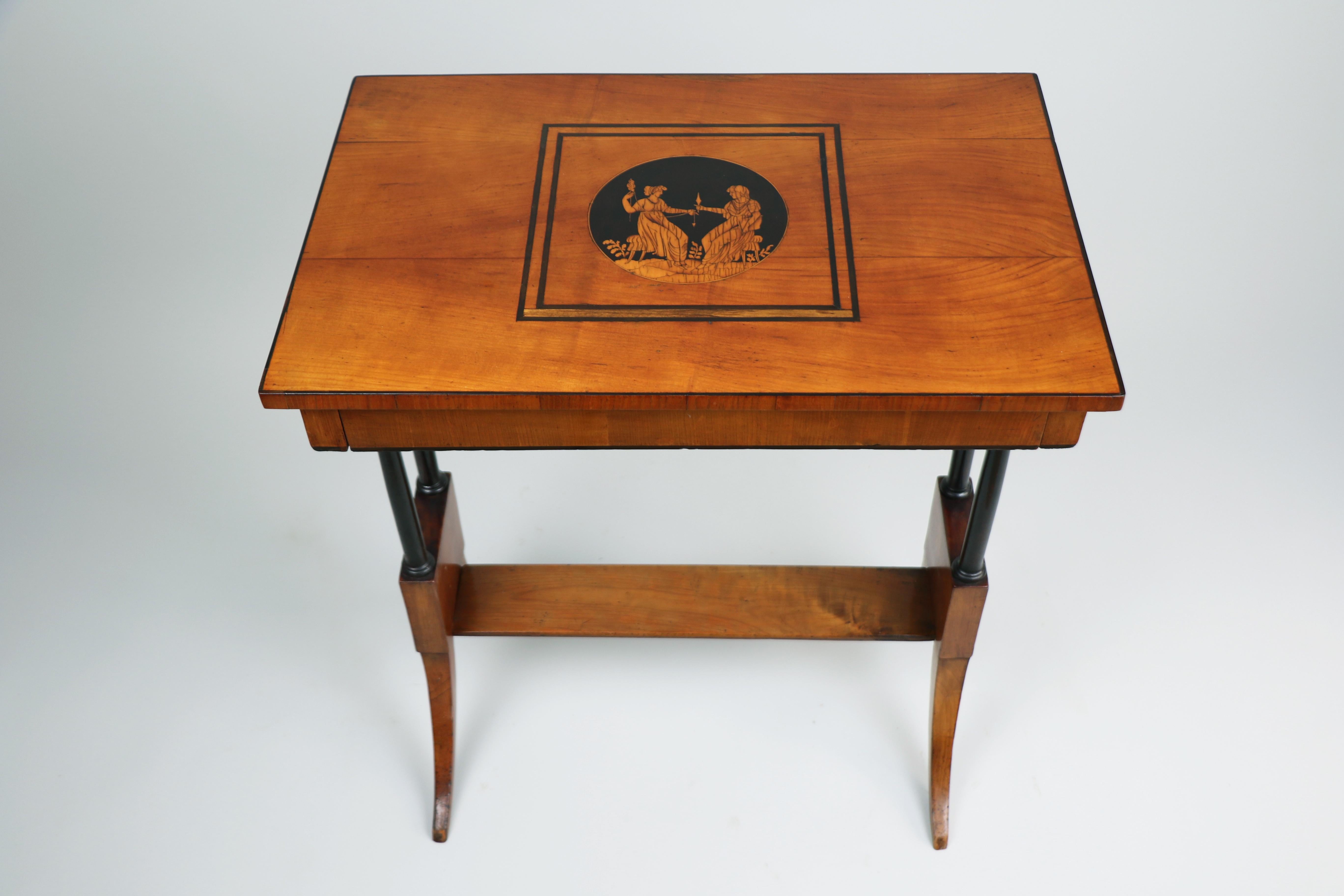Table d'appoint Biedermeier en cerisier du 19ème siècle. Vienne, vers 1825. en vente 2