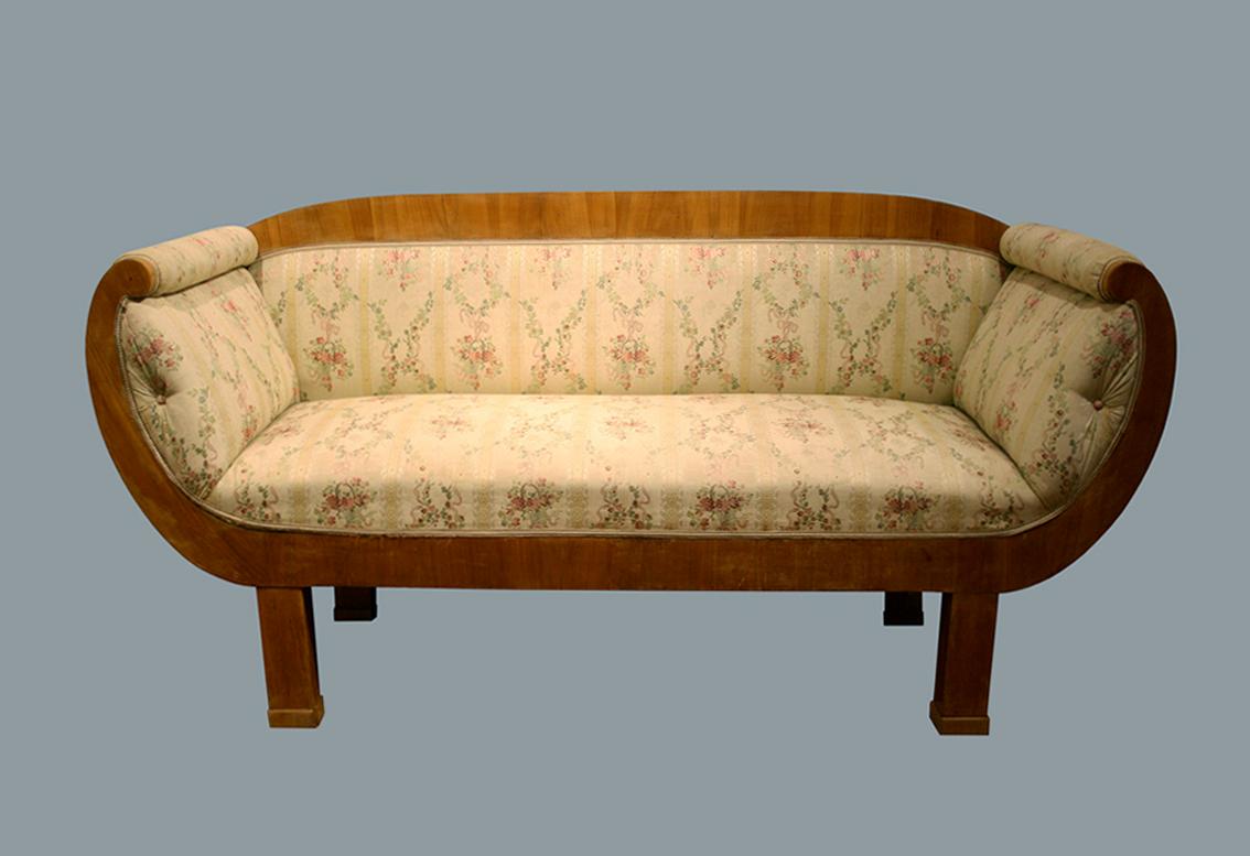Hola,
Este rarísimo y elegante sofá Biedermeier de cerezo se fabricó en Viena hacia 1820-25.

Las piezas vienesas Biedermeier se distinguen por sus proporciones sofisticadas, su diseño raro y refinado, su excelente artesanía y siguen teniendo una
