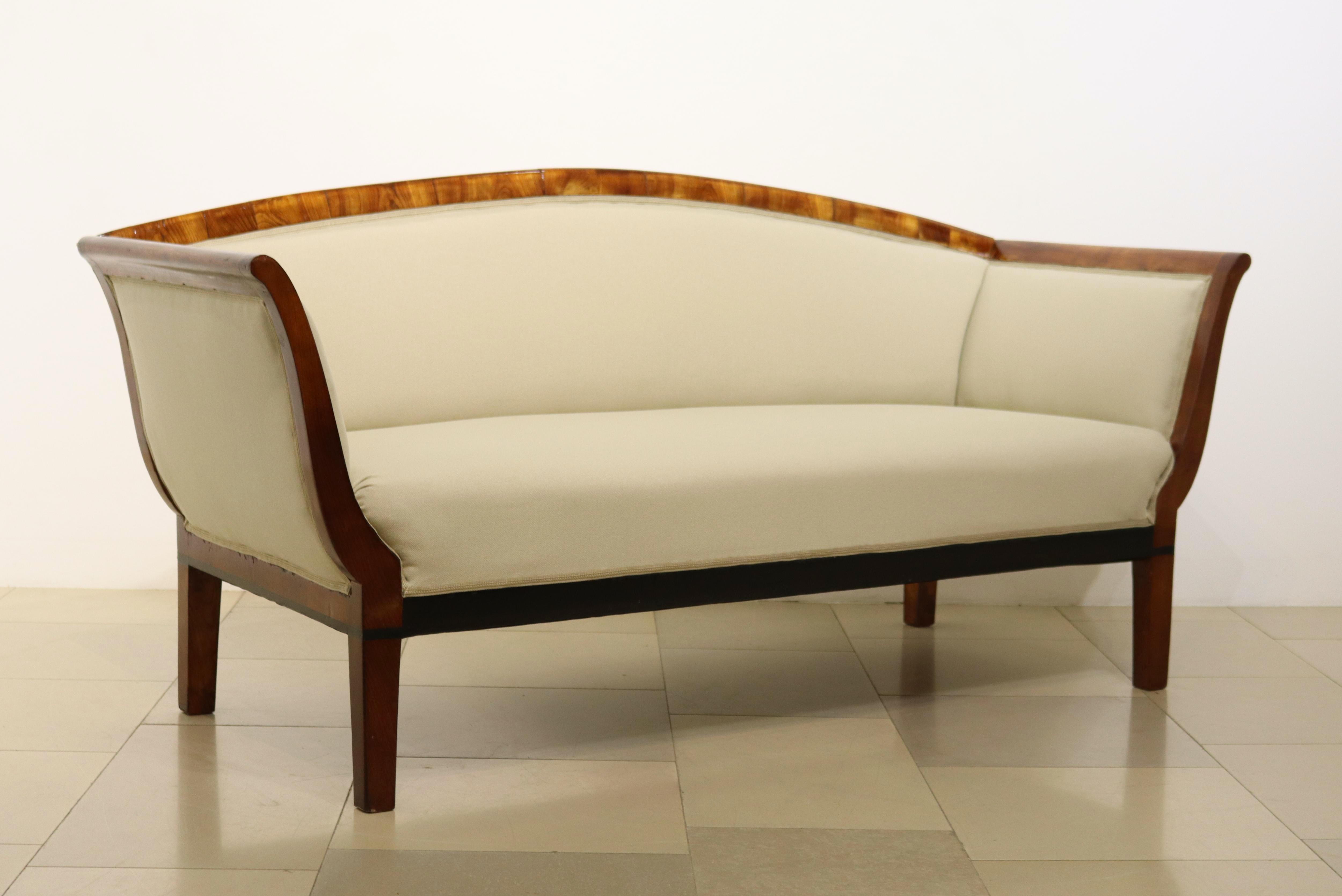 Bonjour,
Cet élégant et exceptionnel canapé viennois Biedermeier en cerisier a été fabriqué vers 1825.

Les pièces du Biedermeier viennois se distinguent par leurs proportions sophistiquées, leur design rare et raffiné, leur excellente facture et