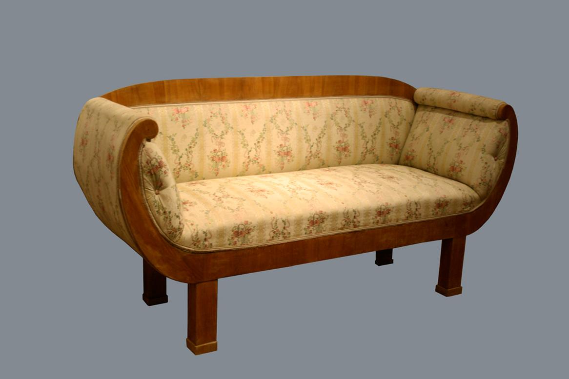 Sofá fino Biedermeier de cerezo del siglo XIX. Viena, hacia 1825. Pulido en venta