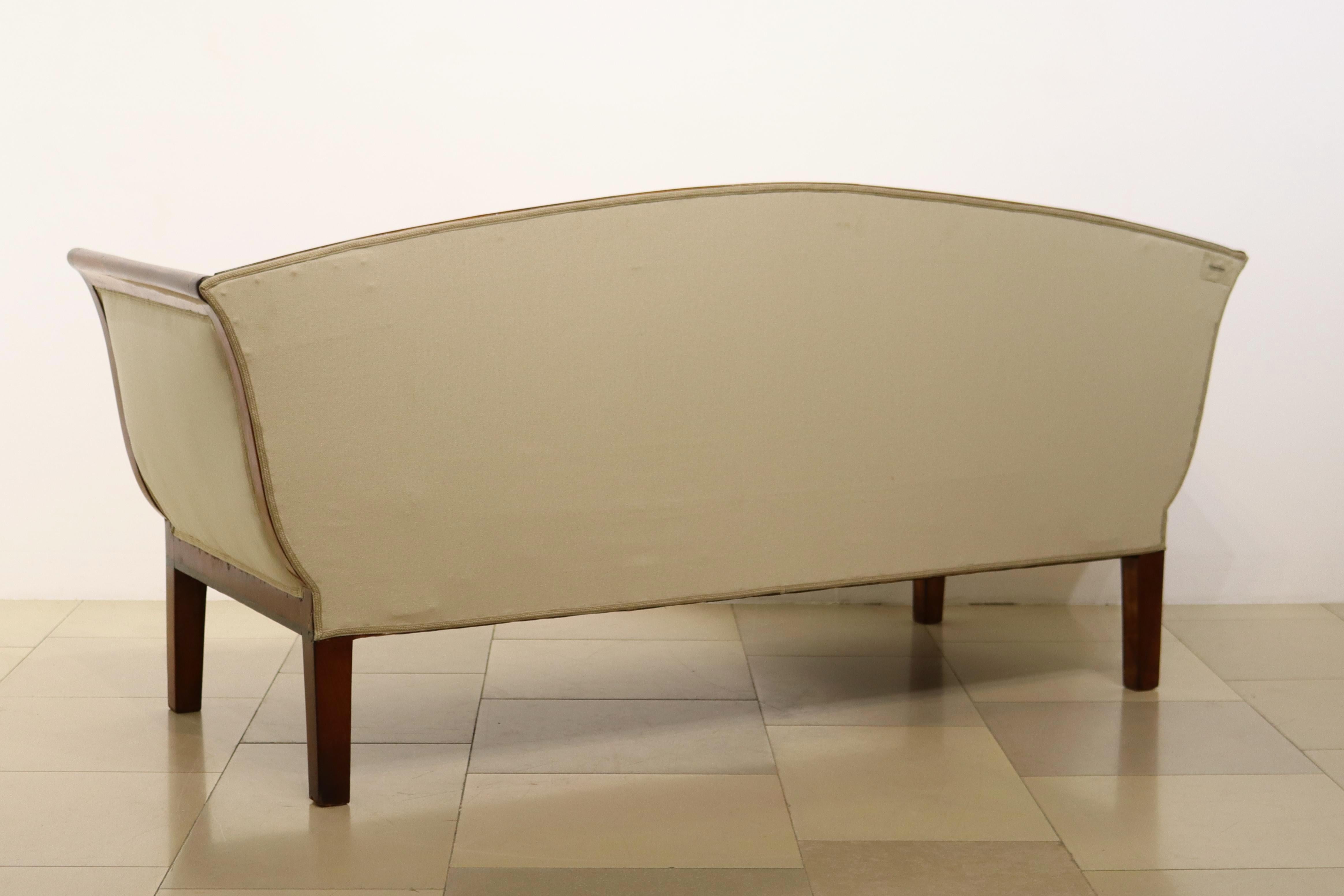 Canapé en cerisier Biedermeier du 19ème siècle. Vienne, vers 1825. Bon état - En vente à Vienna, AT