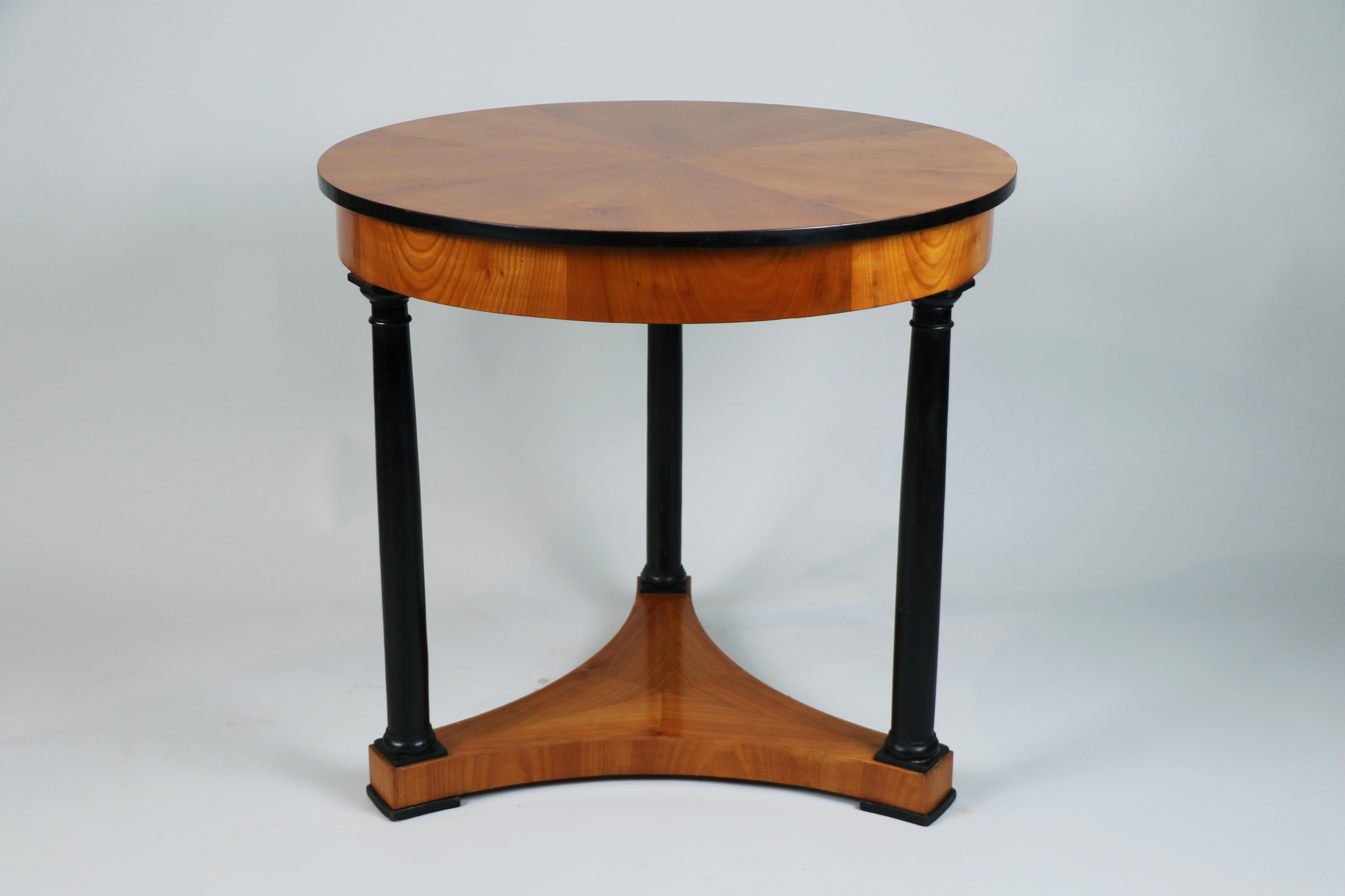 Cette élégante table ronde Biedermeier a été fabriquée en Autriche vers 1830 et constitue un bel exemple de la sophistication et de l'élégance intemporelle qui définissent le design viennois du début du XIXe siècle.

Magnifiquement plaquée en