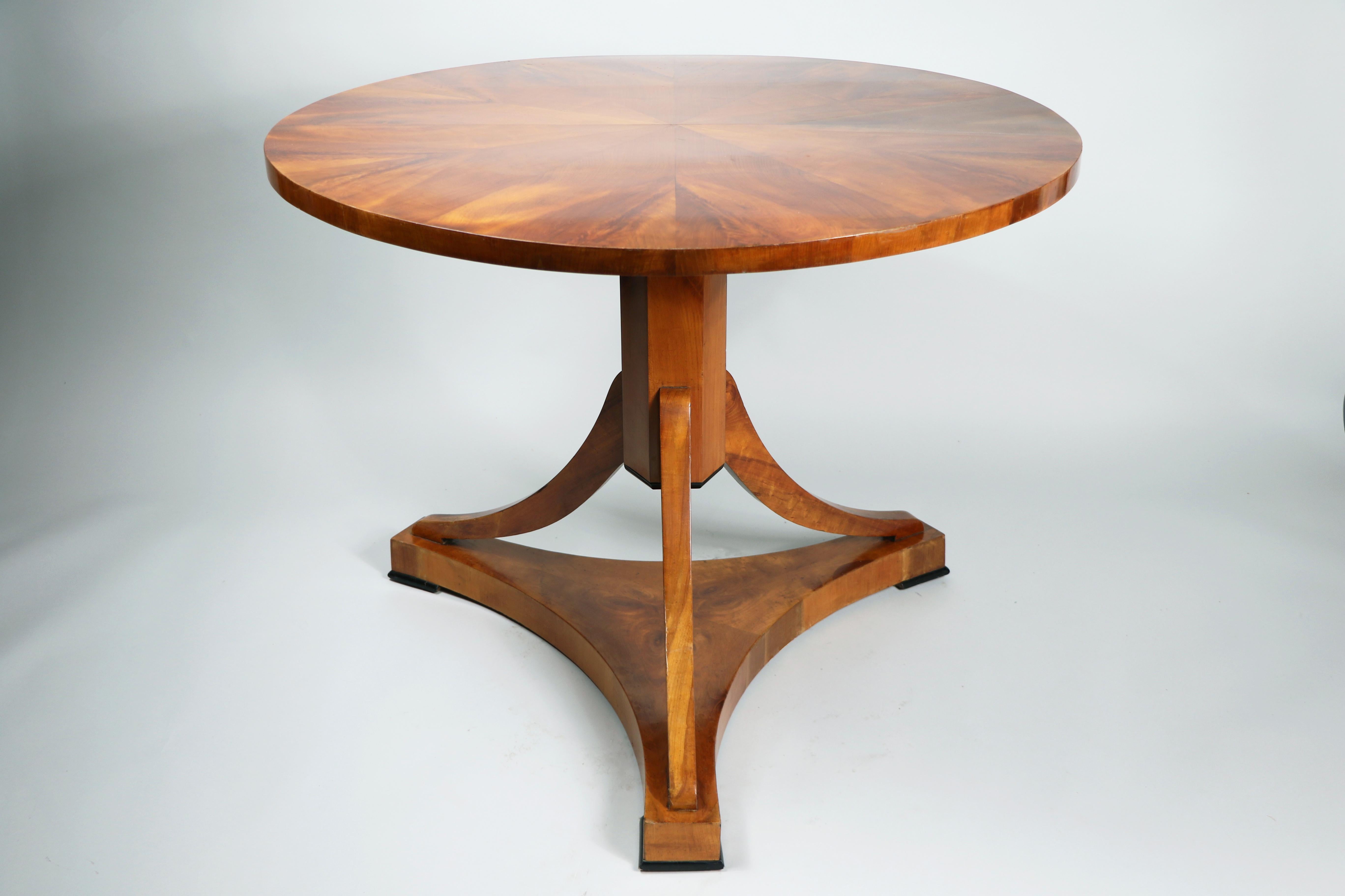 We are proud to present an extraordinary Viennese Biedermeier table, crafted in Vienna around 1830 – a true masterpiece of refined design and exceptional craftsmanship.

Viennese Biedermeier furniture is renowned for its perfect proportions,