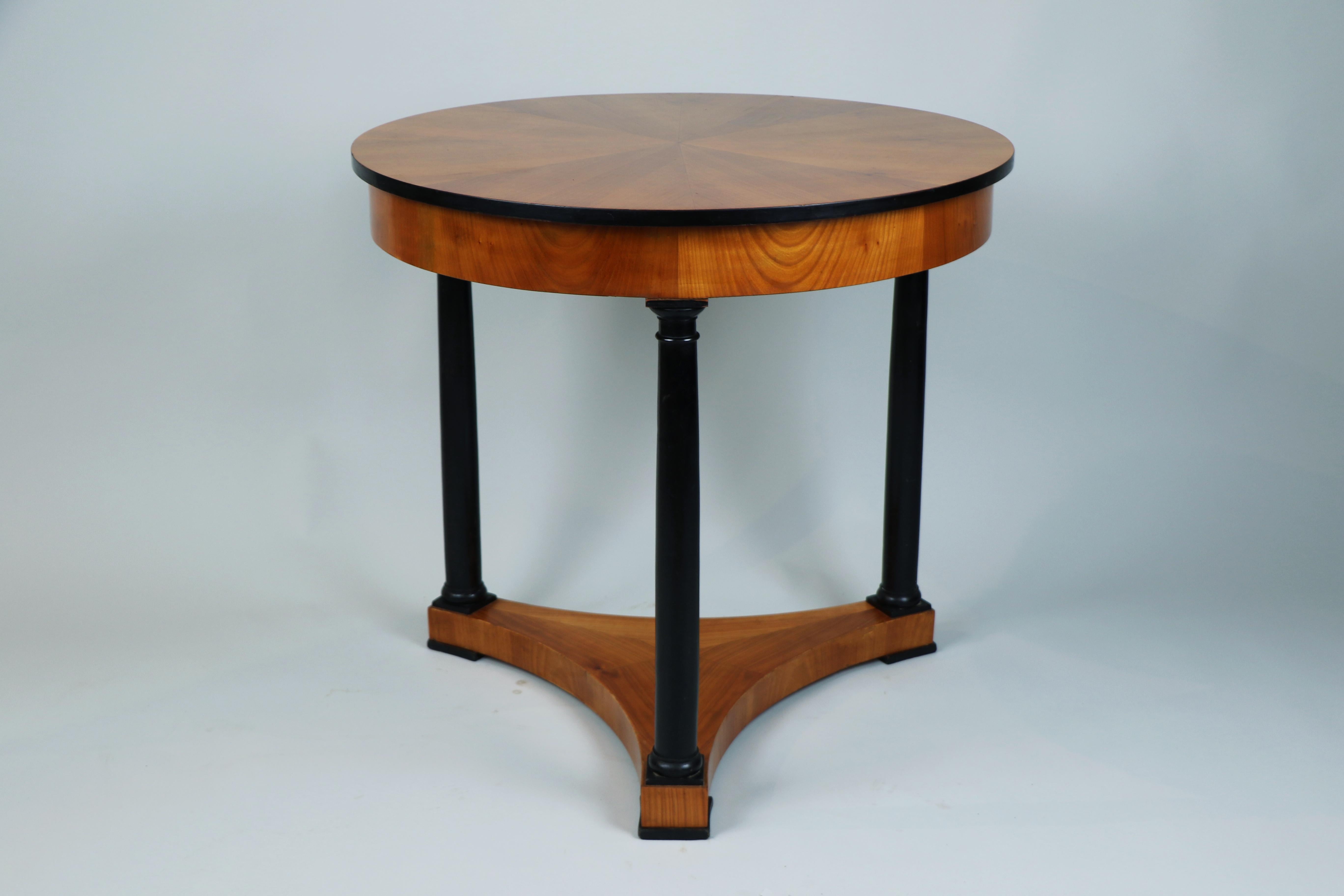 Autrichien Table en cerisier Biedermeier du 19ème siècle. Vienne, vers 1830. en vente