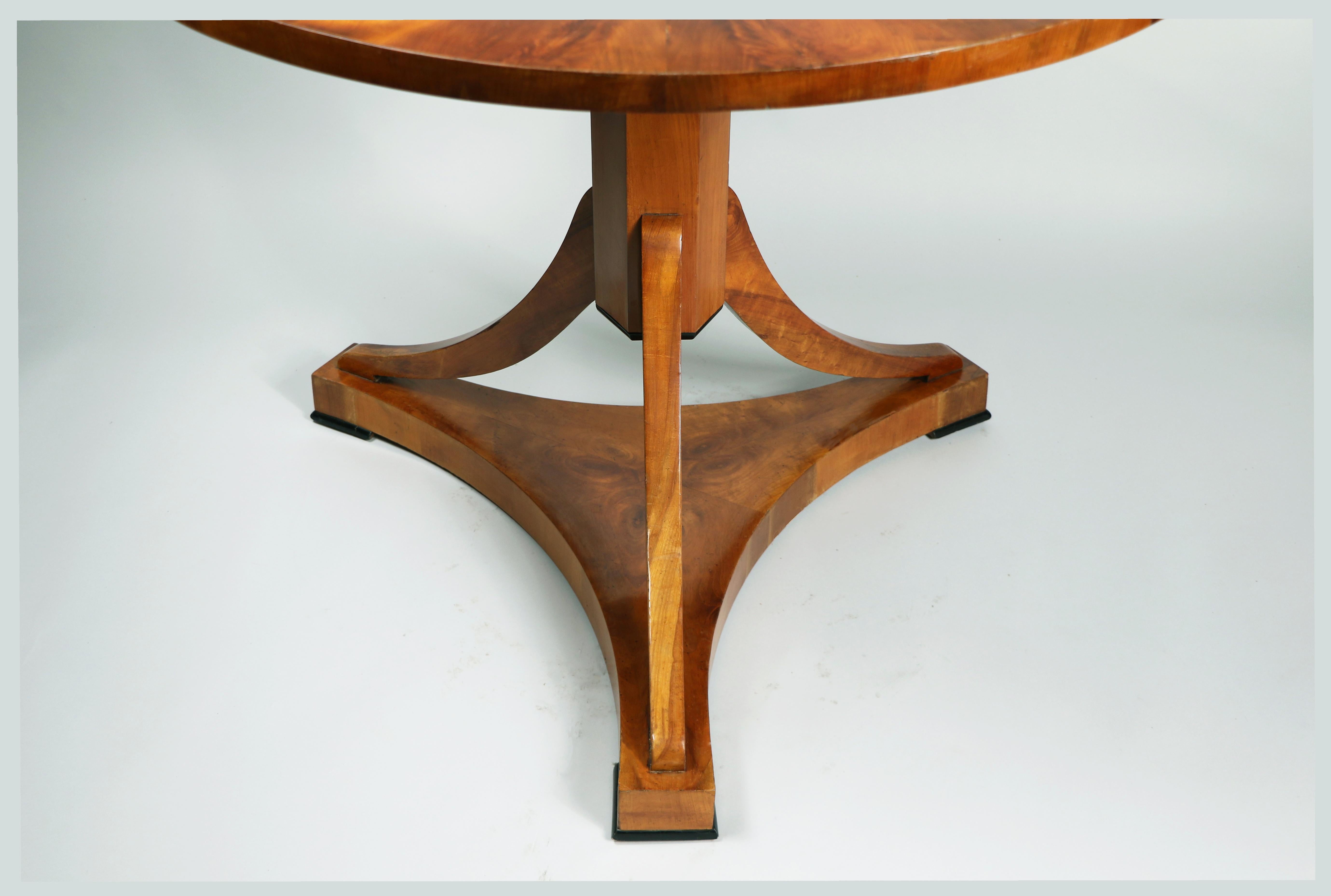 Autrichien Table en cerisier Biedermeier du 19ème siècle. Vienne, vers 1830. en vente