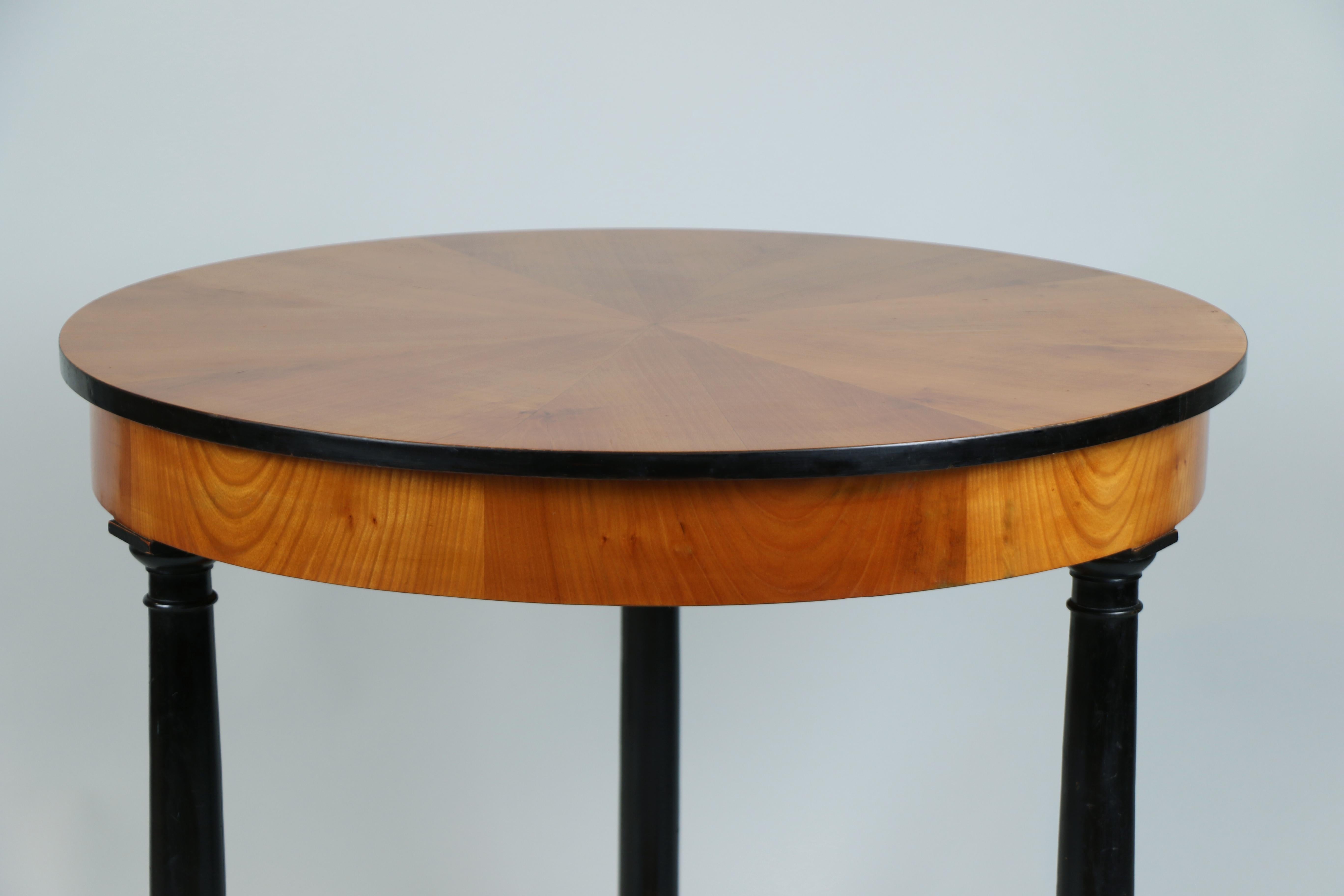 Ébénisé Table en cerisier Biedermeier du 19ème siècle. Vienne, vers 1830. en vente