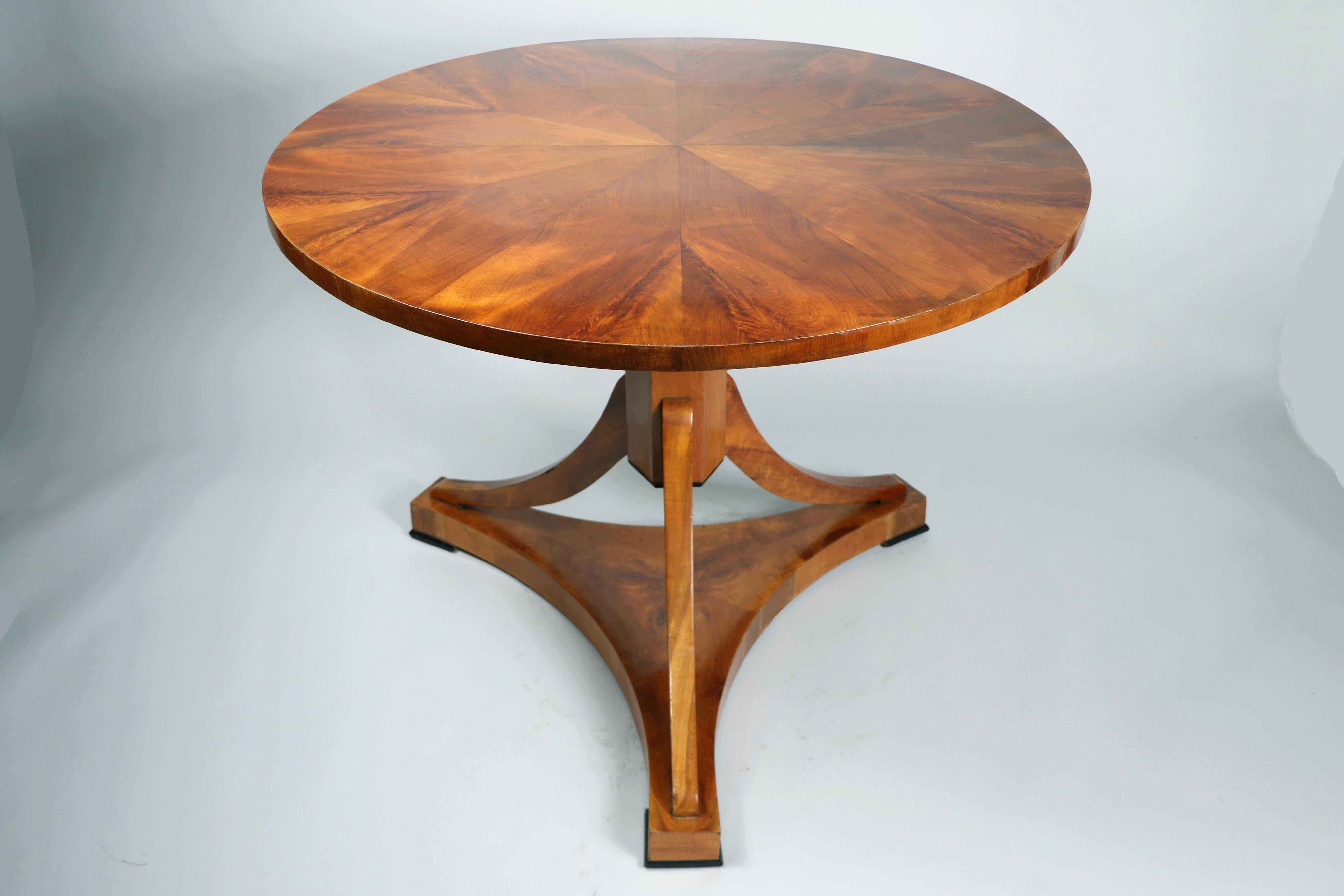 Feiner Biedermeier- Kirschbaumtisch aus dem 19. Jahrhundert. Wien, um 1830. im Zustand „Gut“ im Angebot in Vienna, AT