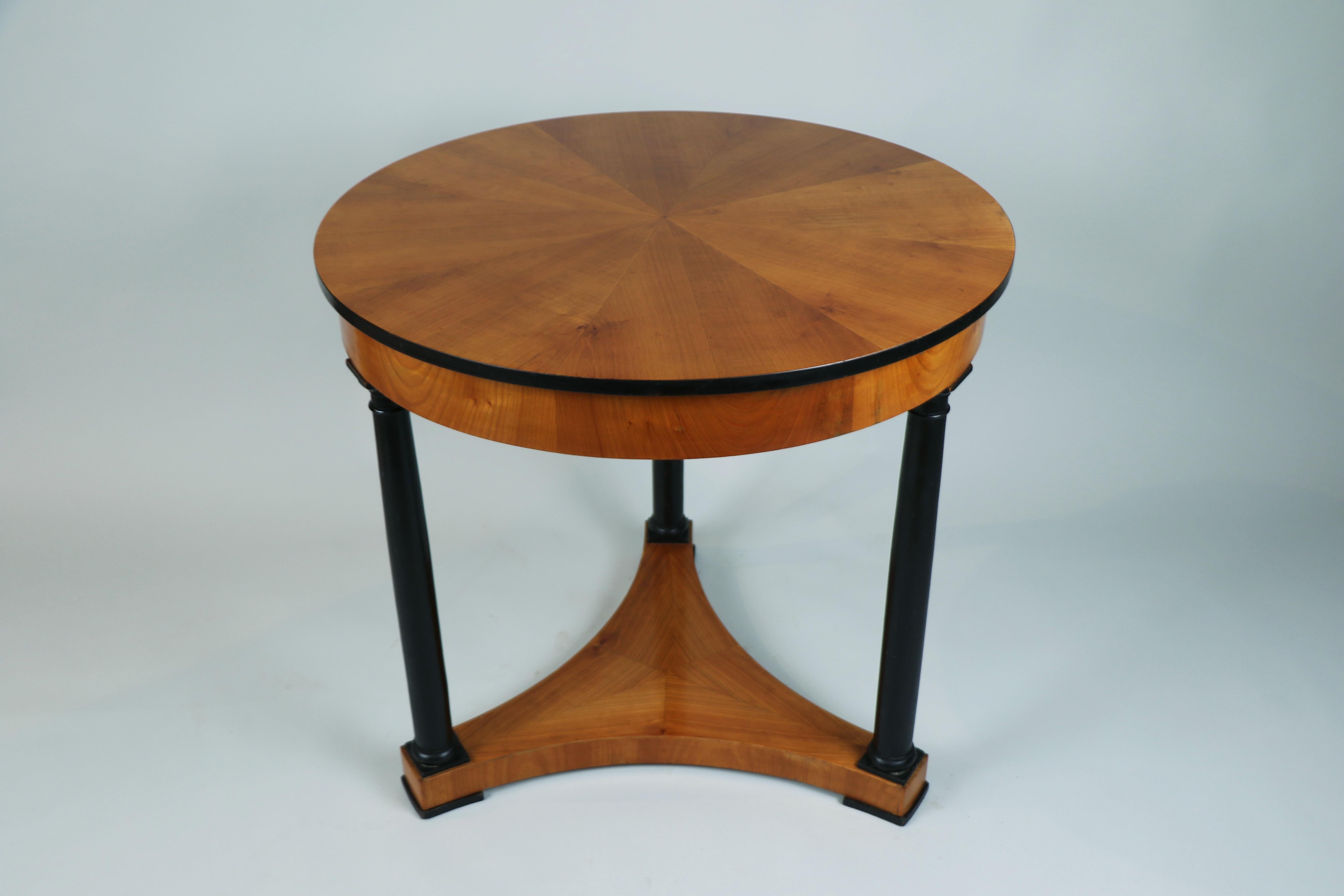 Table en cerisier Biedermeier du 19ème siècle. Vienne, vers 1830. Bon état - En vente à Vienna, AT
