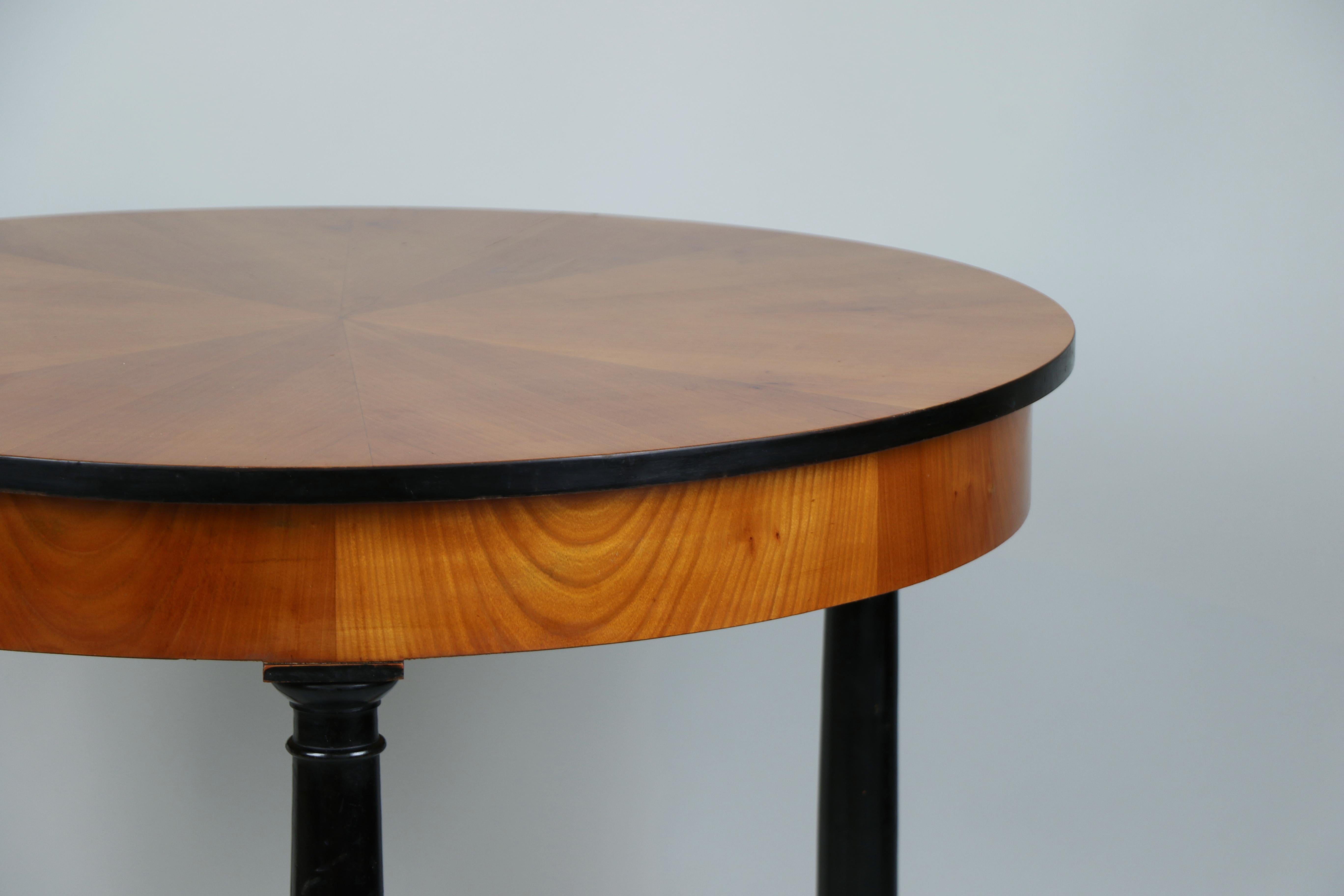 XIXe siècle Table en cerisier Biedermeier du 19ème siècle. Vienne, vers 1830. en vente