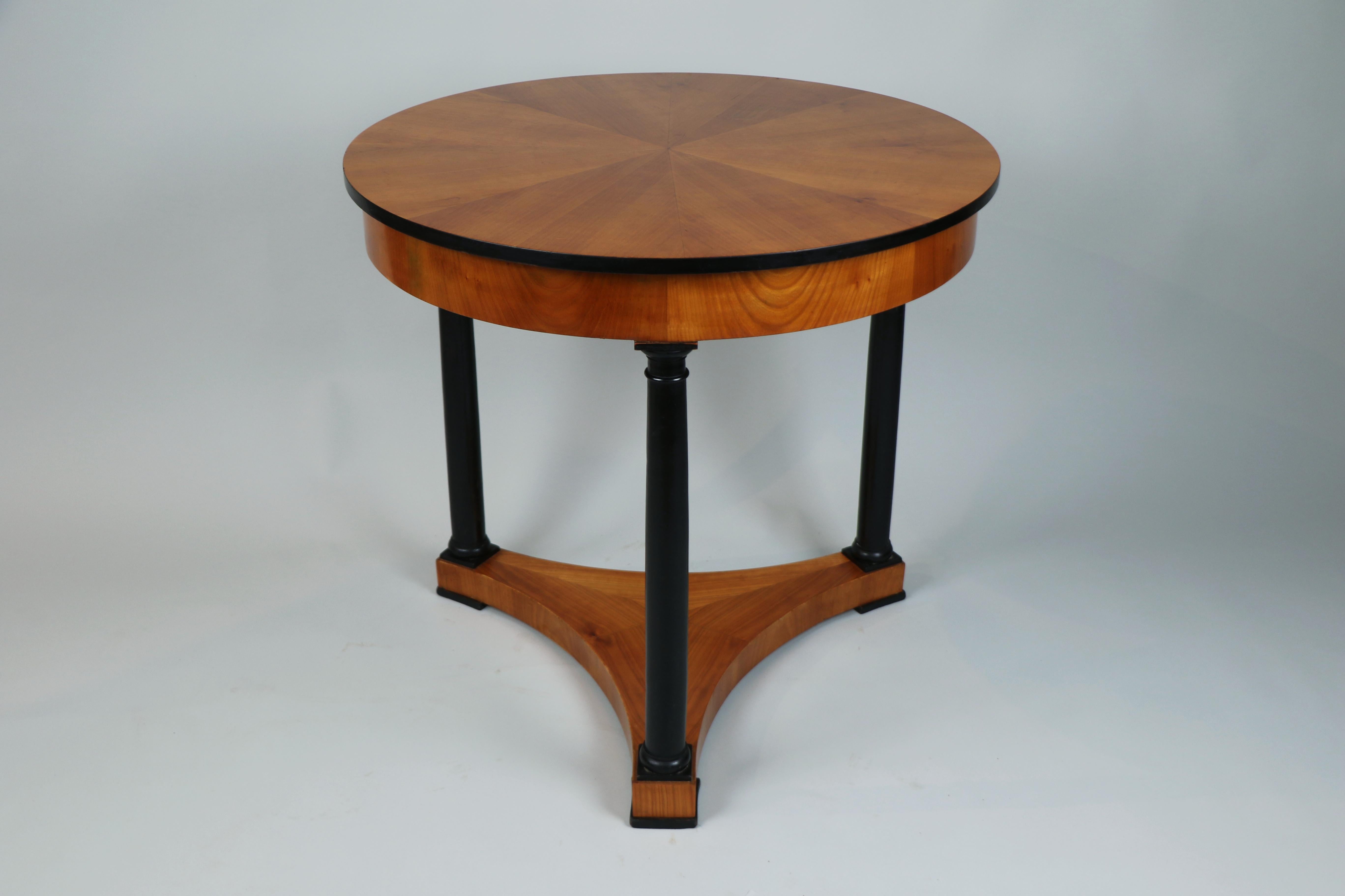 Cerise Table en cerisier Biedermeier du 19ème siècle. Vienne, vers 1830. en vente