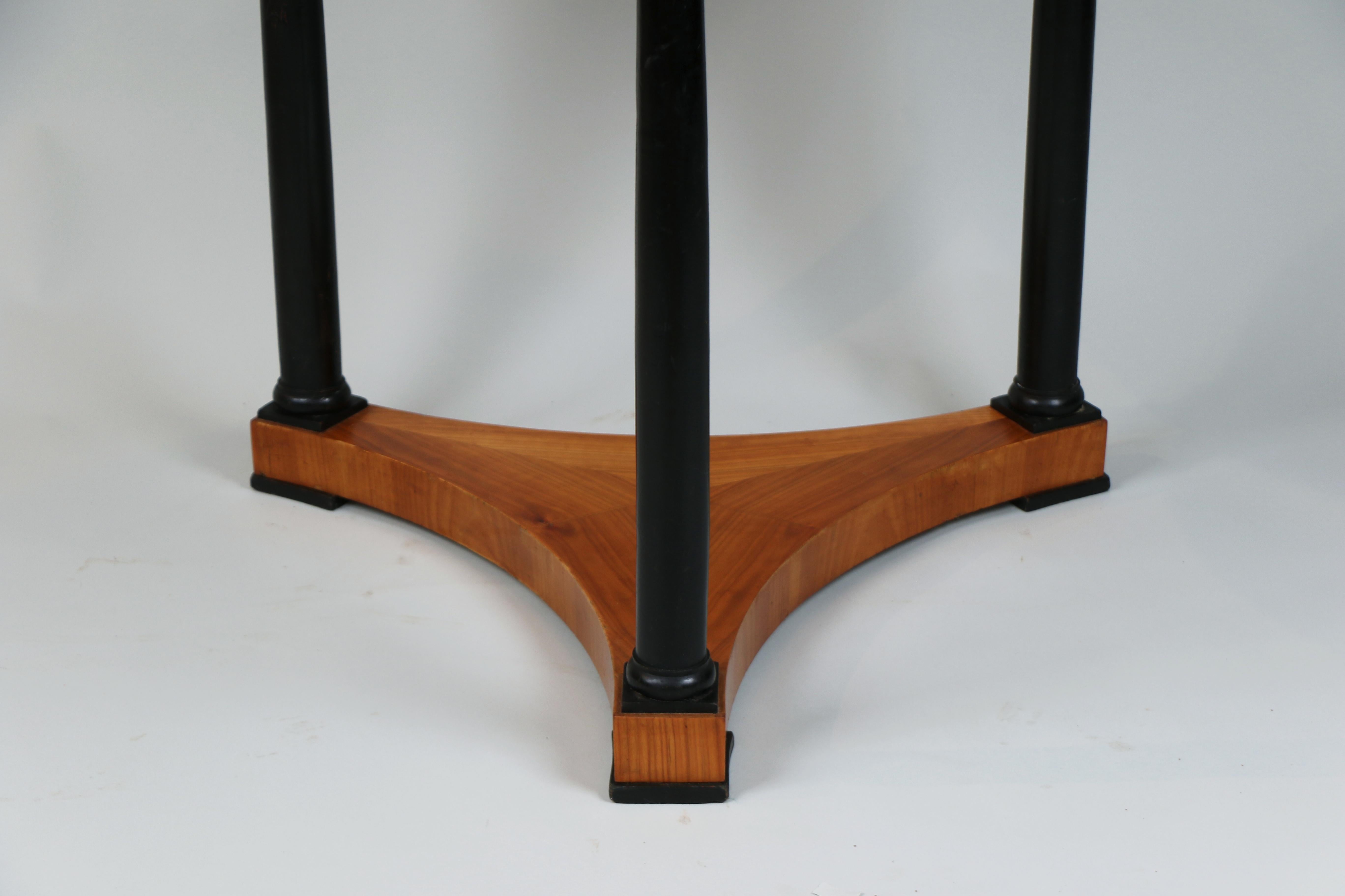 Table en cerisier Biedermeier du 19ème siècle. Vienne, vers 1830. en vente 1