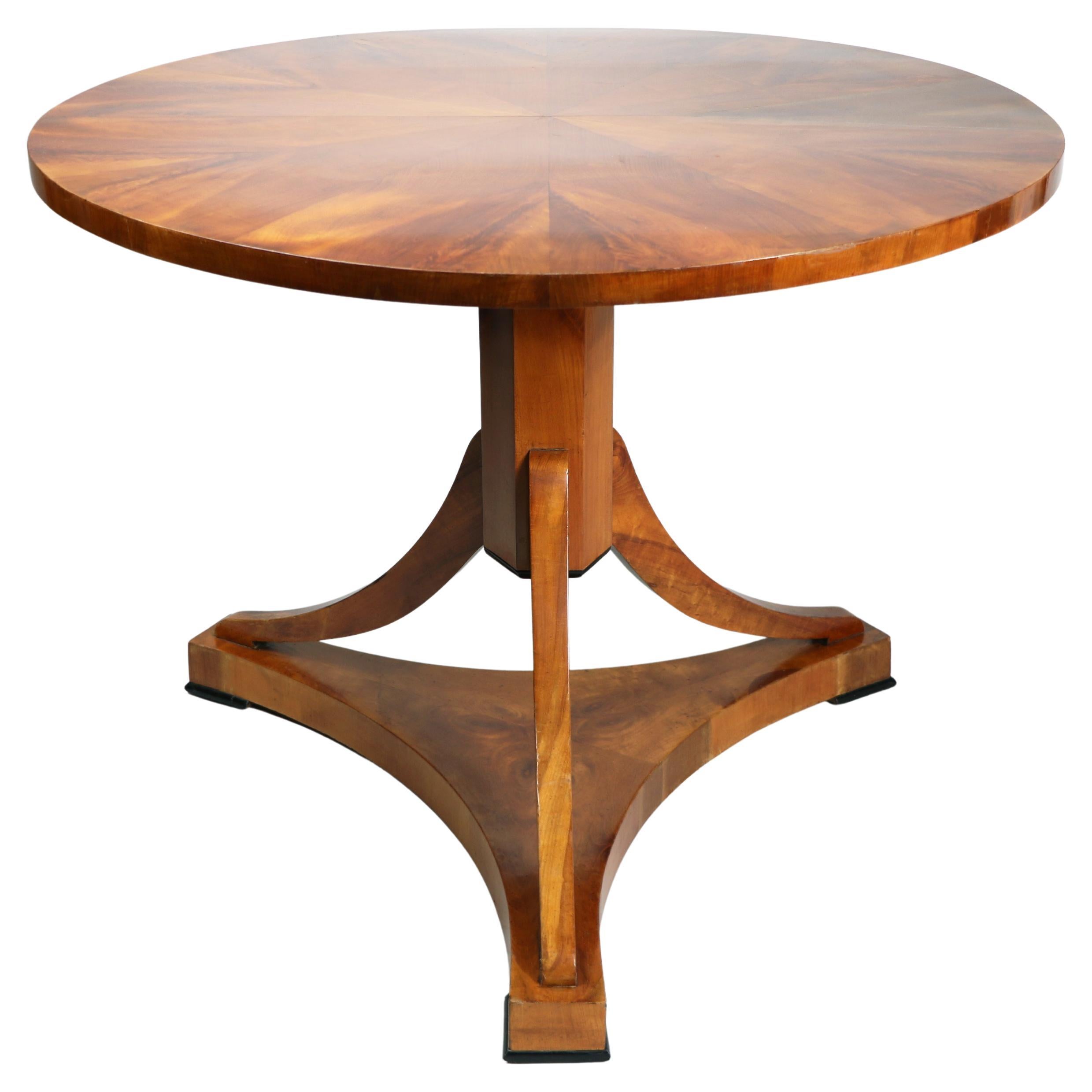 Feiner Biedermeier- Kirschbaumtisch aus dem 19. Jahrhundert. Wien, um 1830. im Angebot