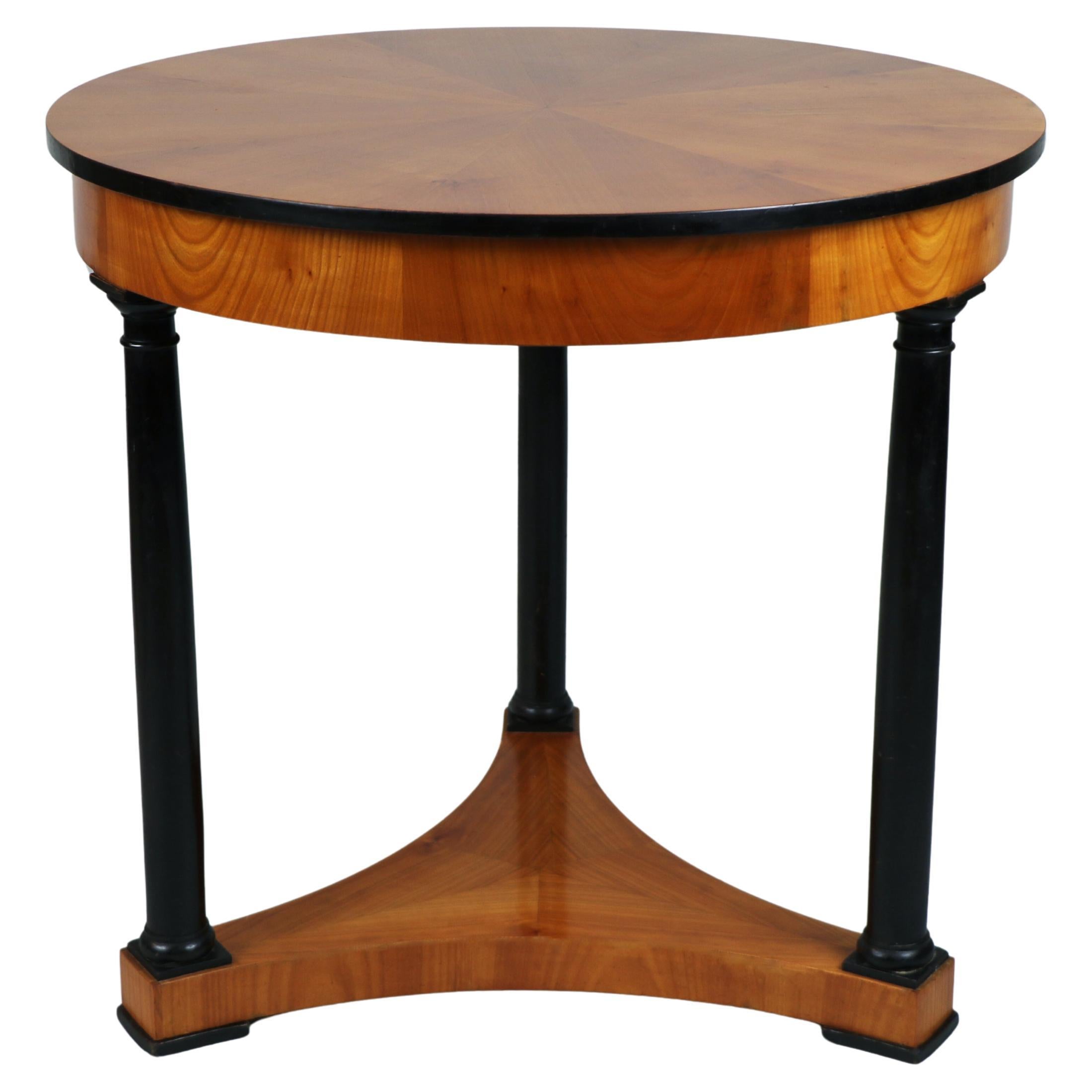 Table en cerisier Biedermeier du 19ème siècle. Vienne, vers 1830.