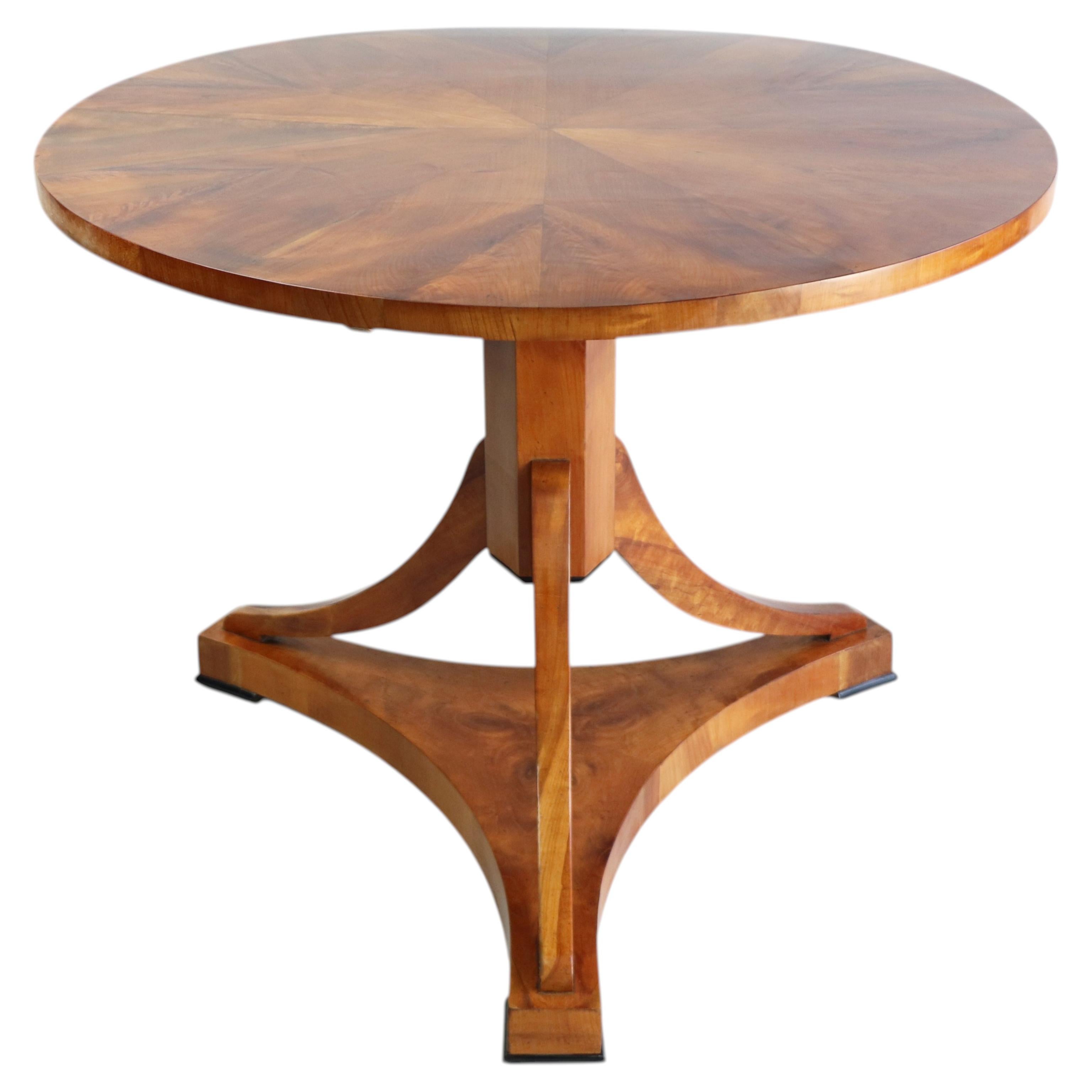 Table en cerisier Biedermeier du 19ème siècle. Vienne, vers 1830.