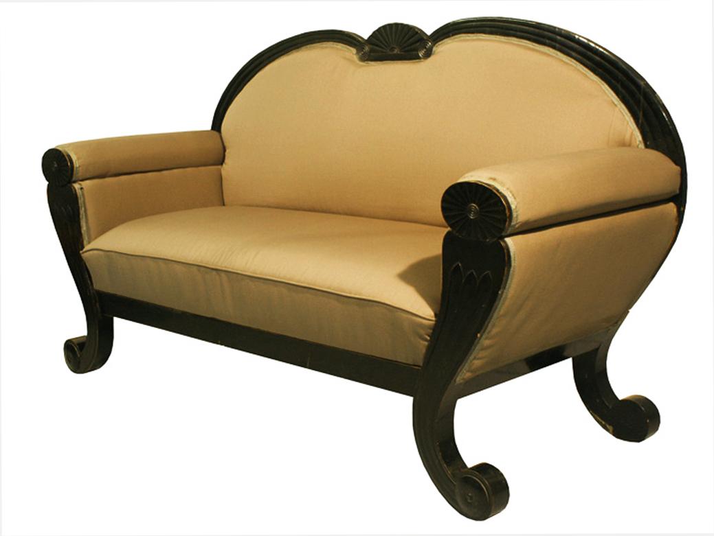 Hallo,
Dieses außergewöhnliche, ebonisierte Biedermeier-Sofa wurde um 1820-25 in Wien hergestellt.

Das Wiener Biedermeier zeichnet sich durch seine raffinierten Proportionen, sein seltenes und raffiniertes Design und seine hervorragende