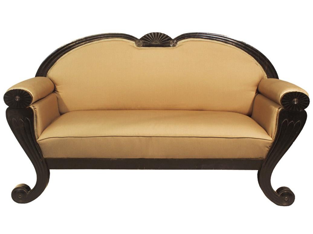Bonjour,
Cet exceptionnel canapé Biedermeier ébonisé a été fabriqué à Vienne vers 1820-25.

Le Biedermeier viennois se distingue par ses proportions sophistiquées, son design rare et raffiné et son excellent savoir-faire. Il continue d'avoir une