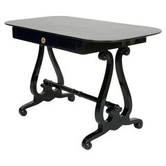 Mesa fina Biedermeier ebonizada del siglo XIX. Viena, hacia 1825.
