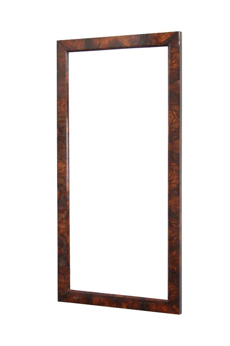 Eleganter Wiener Biedermeier-Spiegel, um 1825

Wir freuen uns, Ihnen diesen eleganten und großzügigen Biedermeier-Spiegel präsentieren zu können, der um 1825 in Wien meisterhaft gefertigt wurde. Dieses exquisite Stück fängt die Essenz des