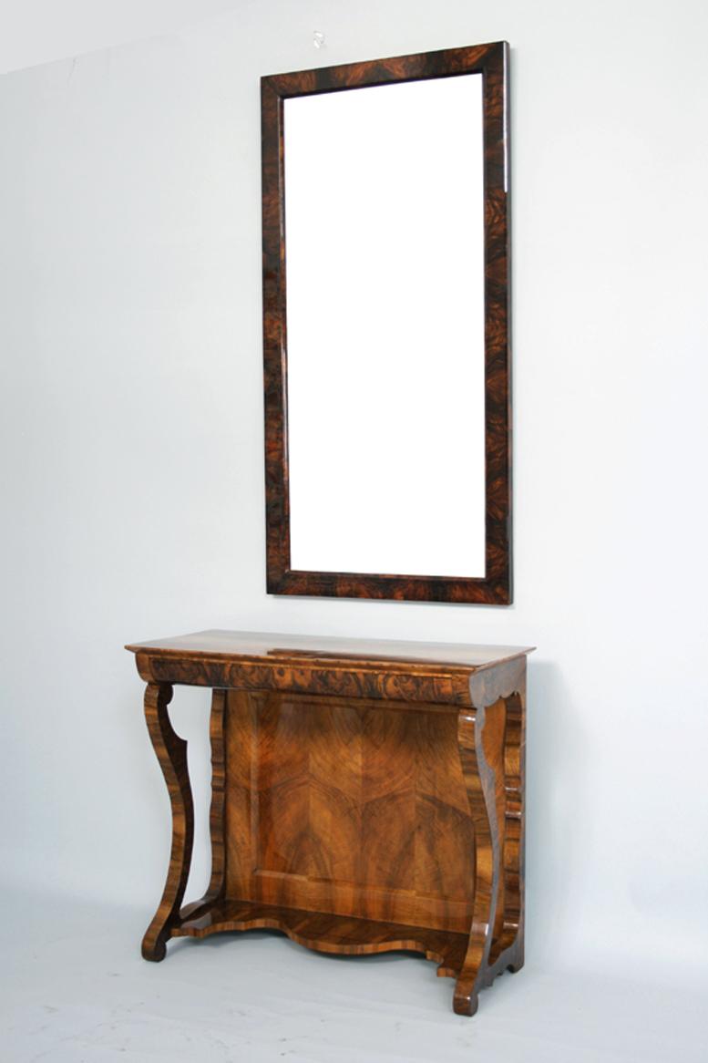 Großer Biedermeier-Spiegel aus Nussbaumholz, 19. Jahrhundert. Wiener Stadt, um 1825. im Zustand „Gut“ im Angebot in Vienna, AT