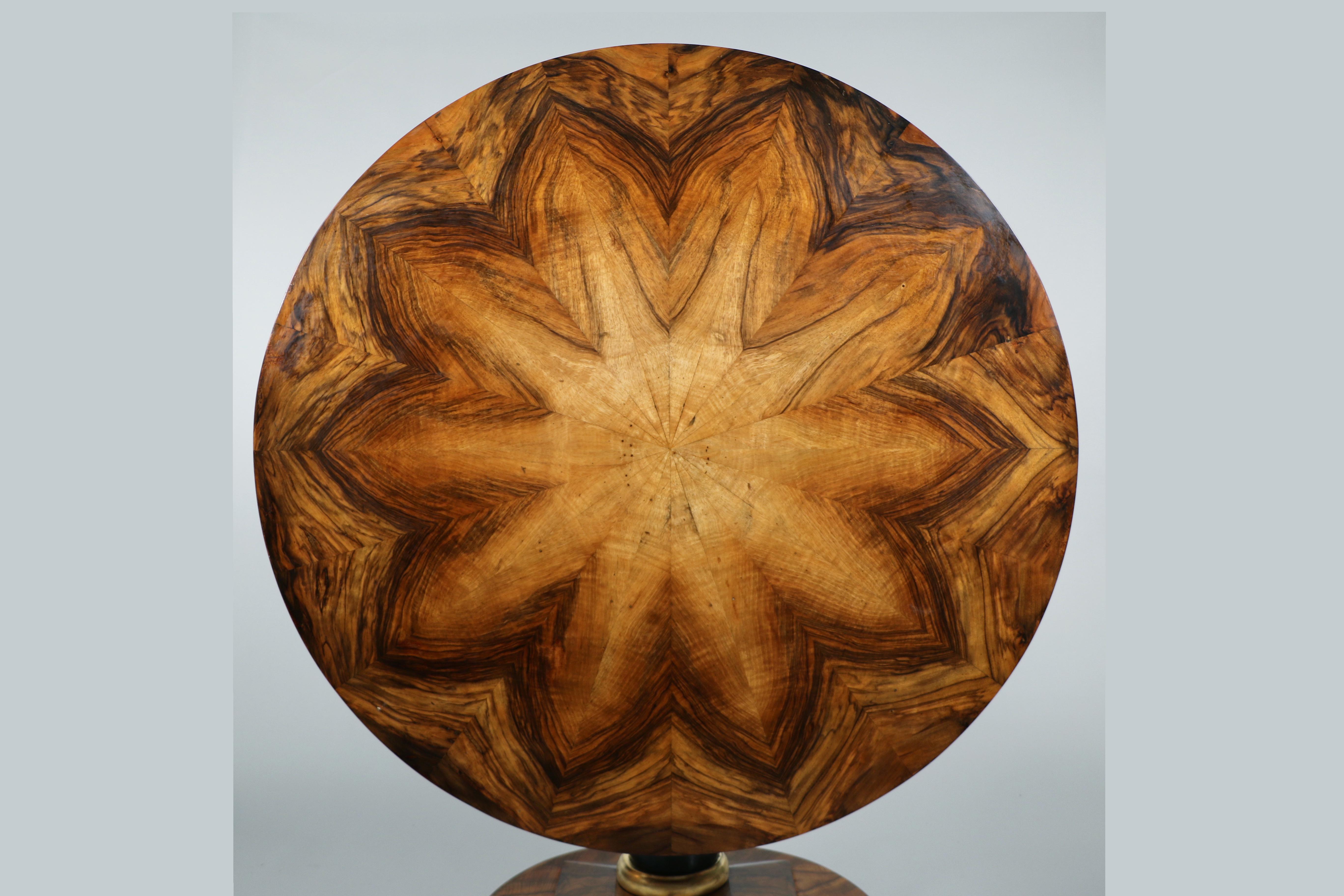 19th Century Fine Biedermeier Large Walnut Table. Vienna, c. 1820-25. For Sale 6
