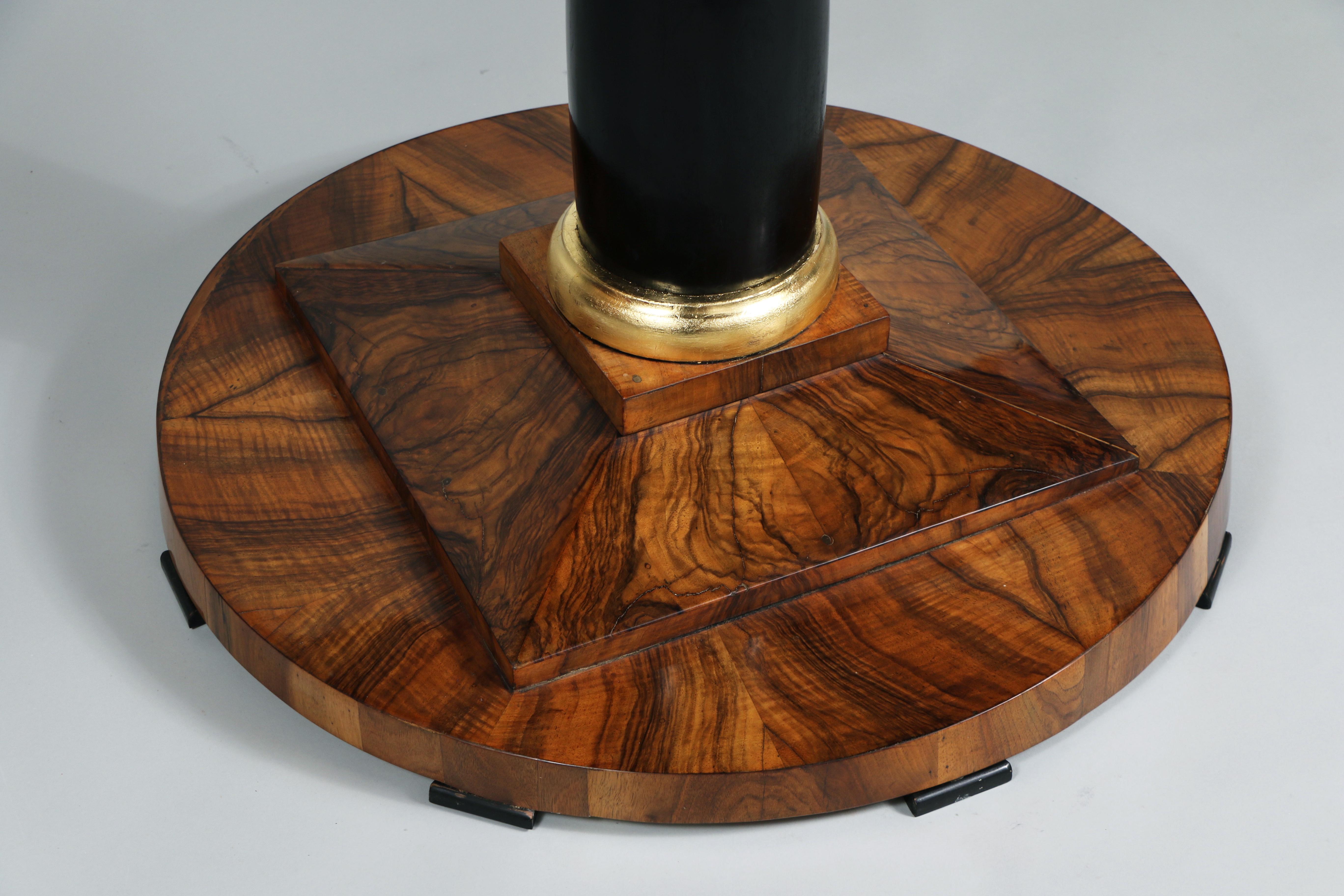 19th Century Fine Biedermeier Large Walnut Table. Vienna, c. 1820-25. For Sale 9