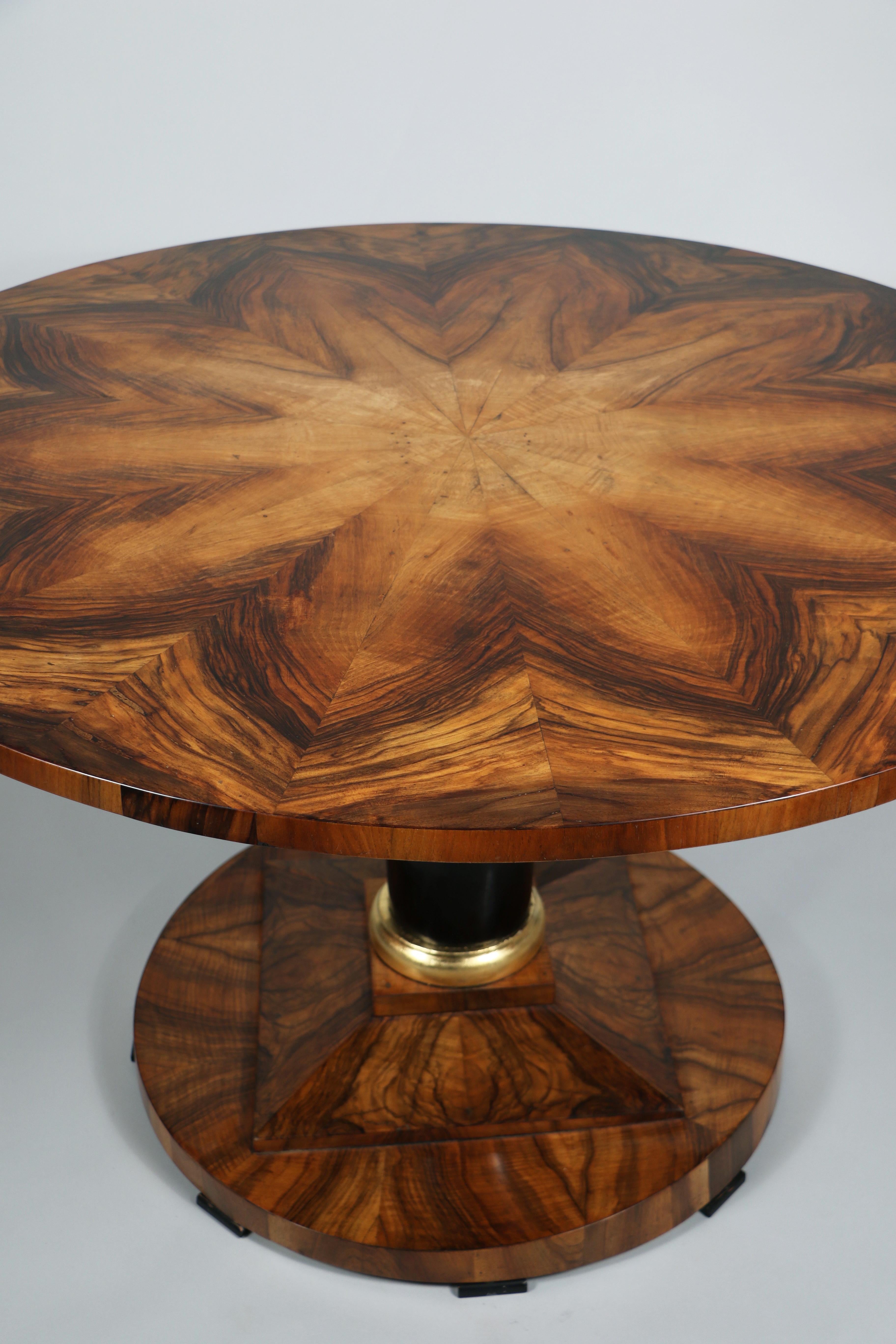 19th Century Fine Biedermeier Large Walnut Table. Vienna, c. 1820-25. For Sale 10