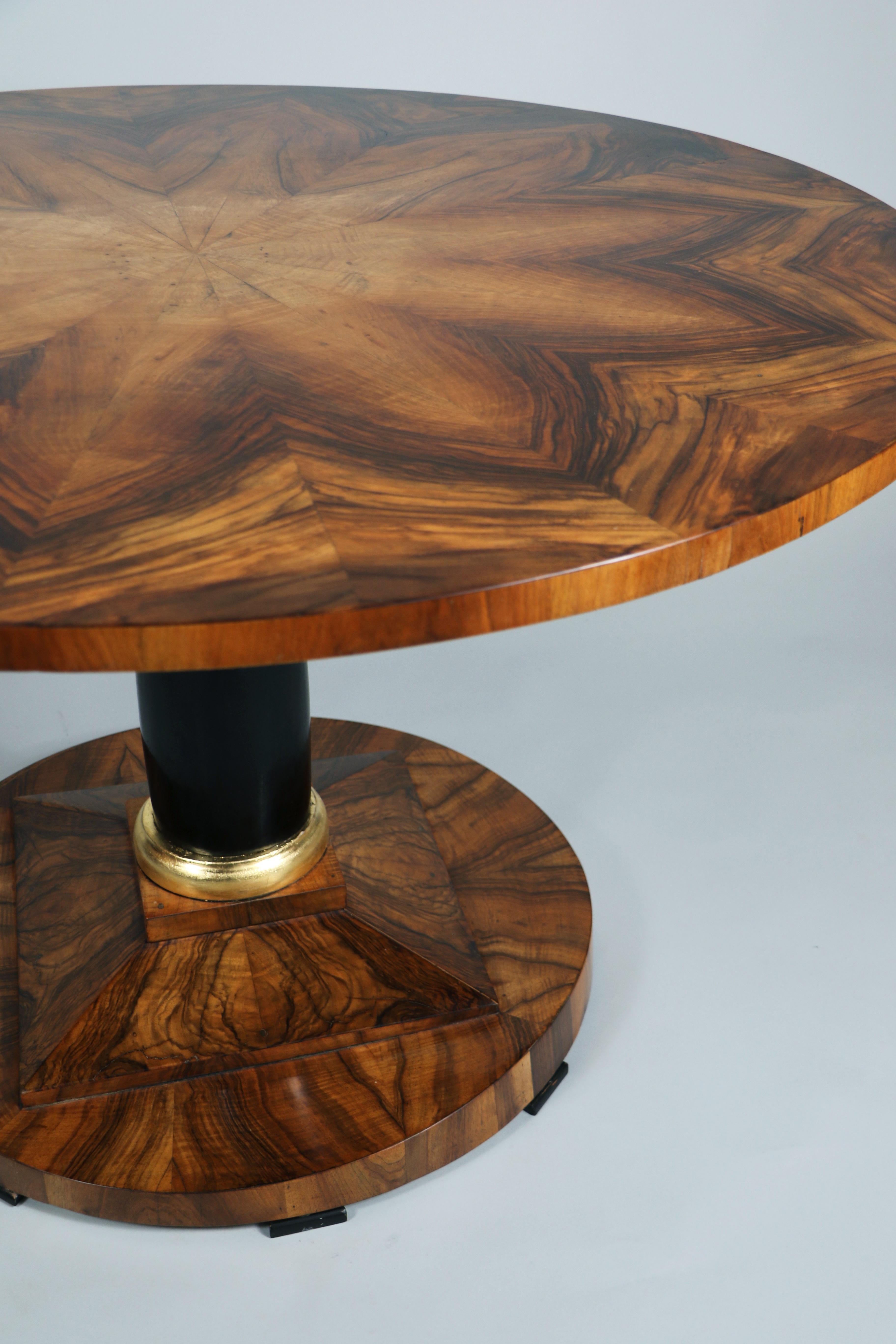 19th Century Fine Biedermeier Large Walnut Table. Vienna, c. 1820-25. For Sale 1