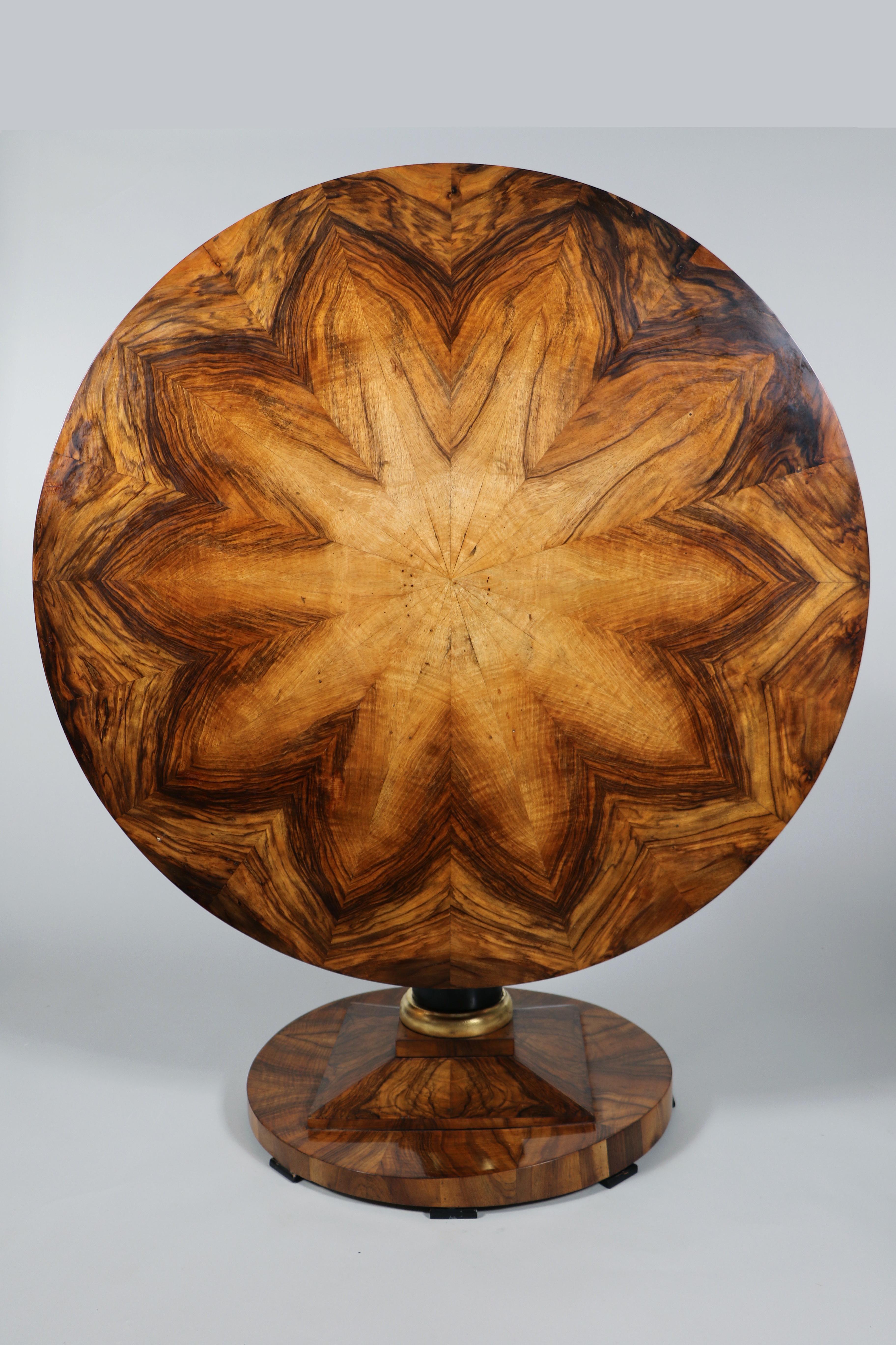 19th Century Fine Biedermeier Large Walnut Table. Vienna, c. 1820-25. For Sale 2