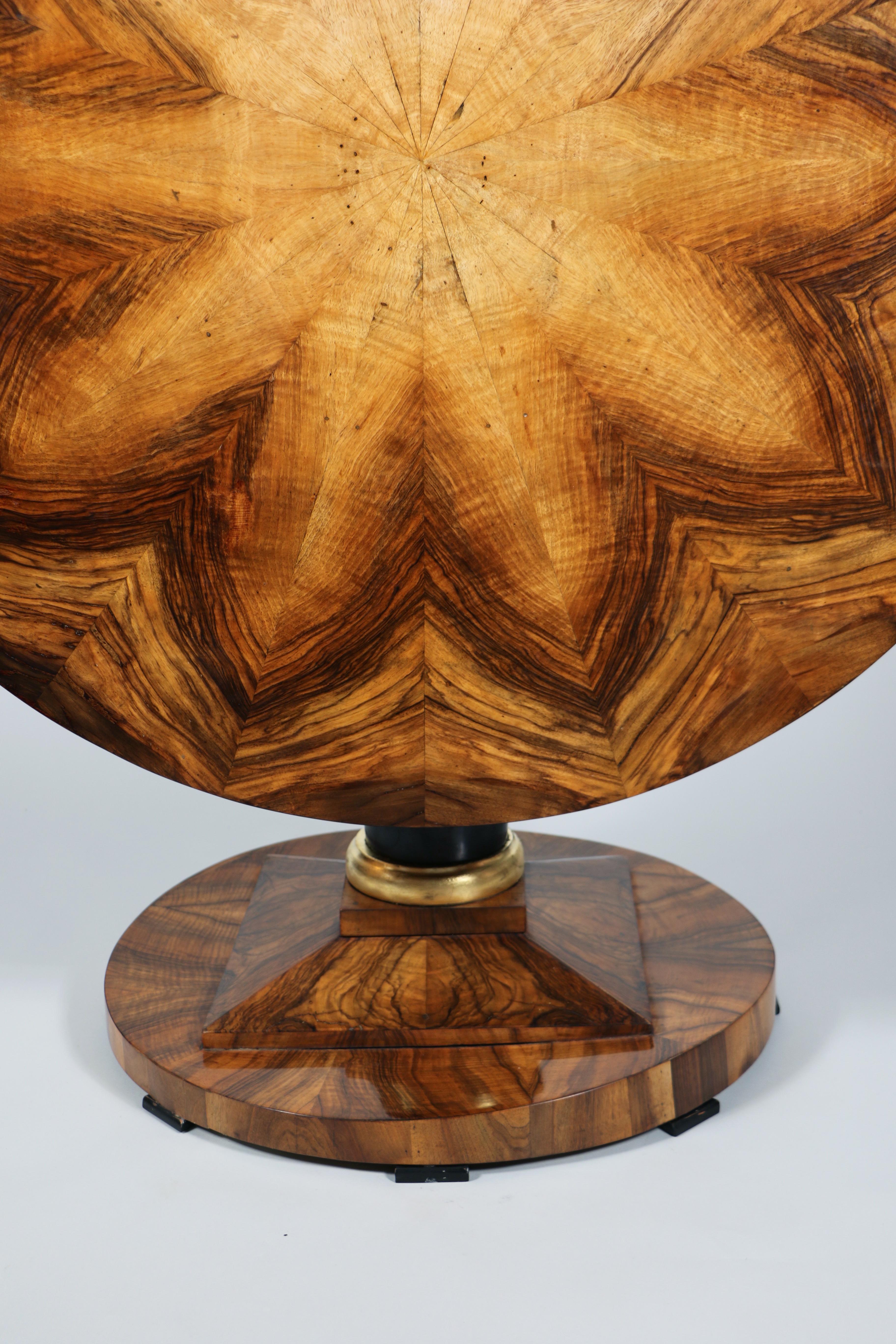 19th Century Fine Biedermeier Large Walnut Table. Vienna, c. 1820-25. For Sale 3