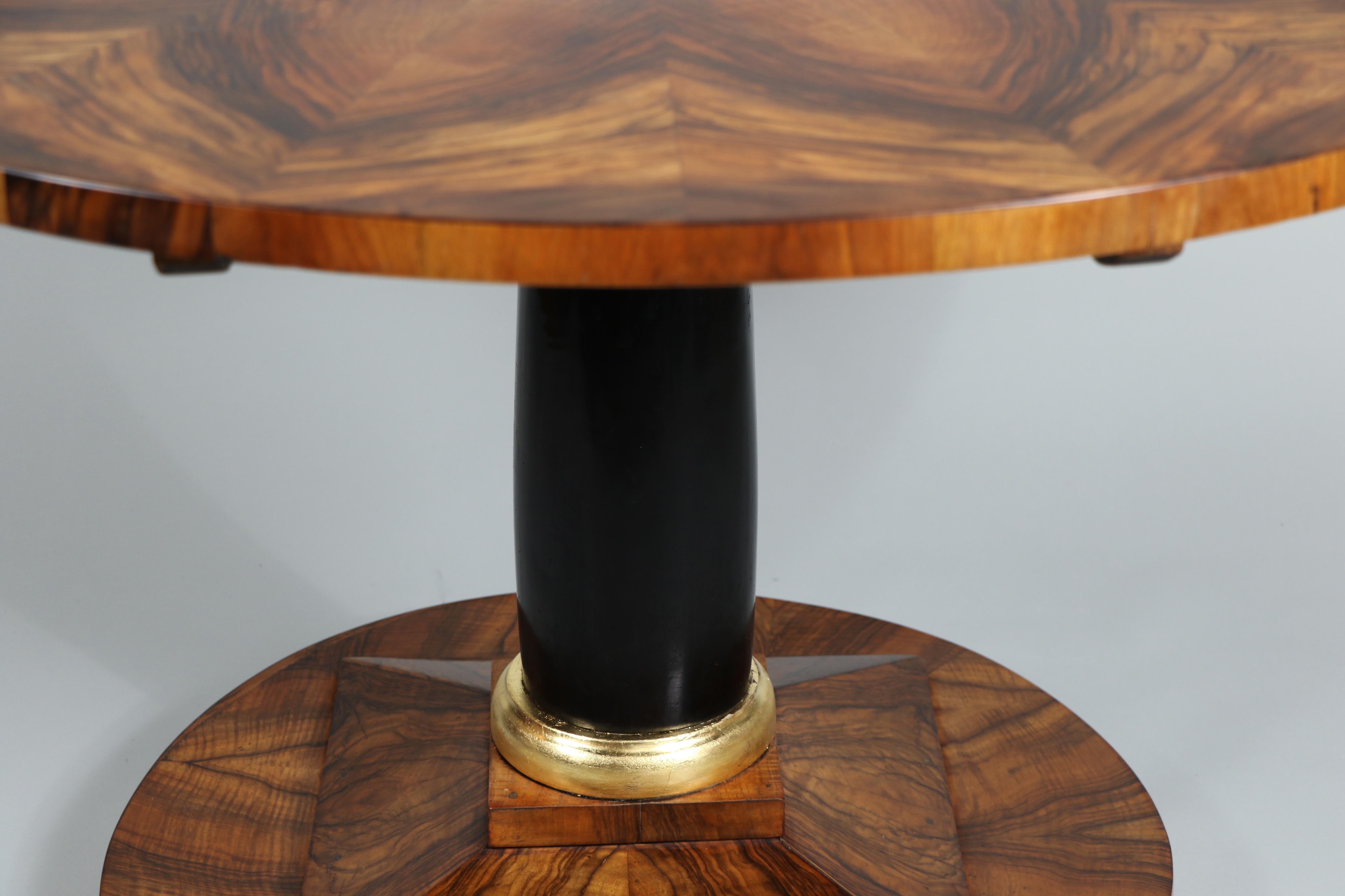 19th Century Fine Biedermeier Large Walnut Table. Vienna, c. 1820-25. For Sale 4
