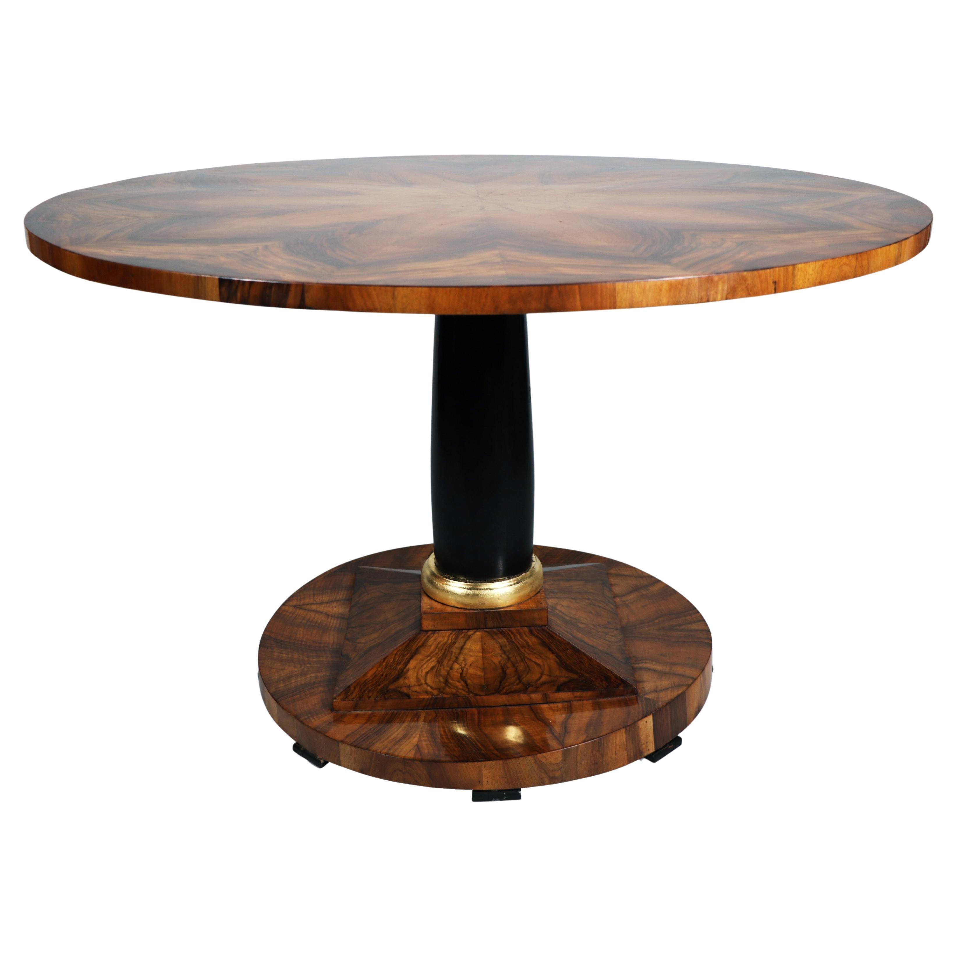 Grande table Biedermeier en noyer du XIXe siècle. Vienne, vers 1820-25. en vente