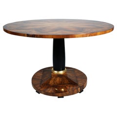 Grande table Biedermeier en noyer du XIXe siècle. Vienne, vers 1820-25.