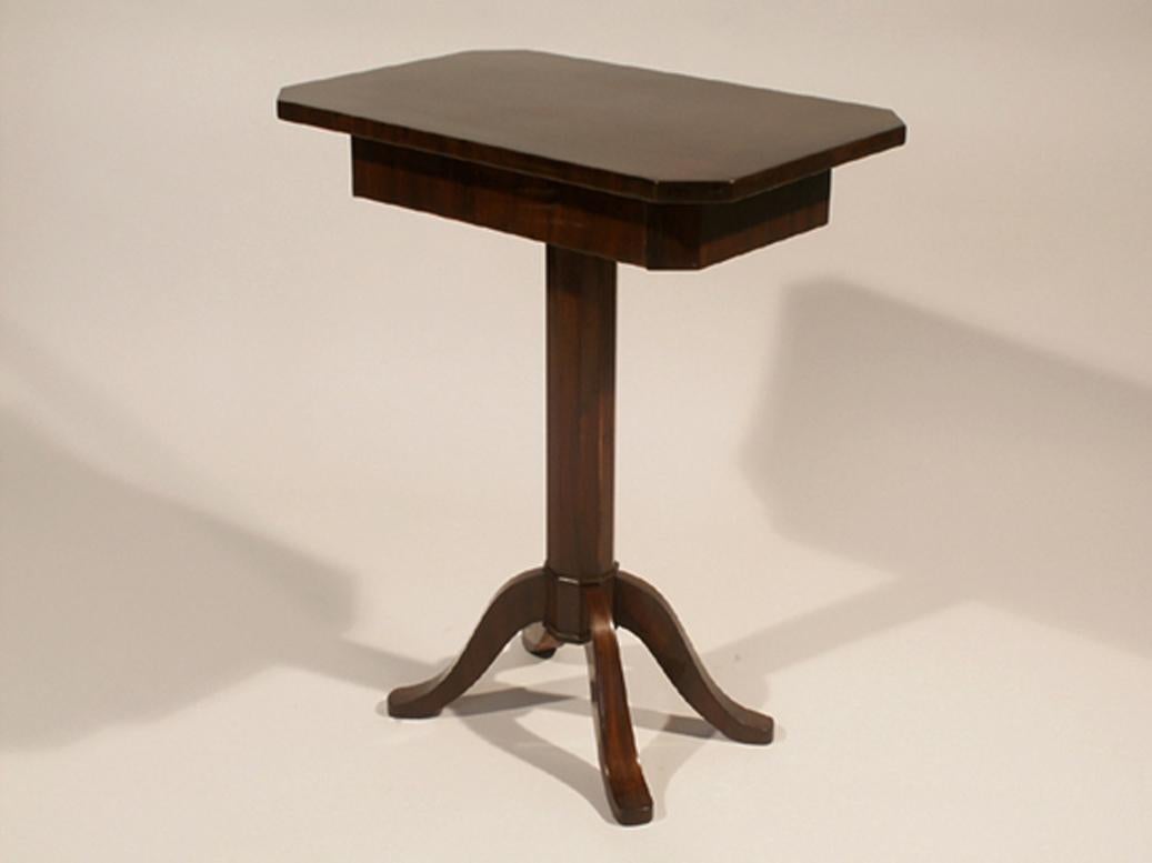Bonjour,
Cette exceptionnelle table d'appoint en acajou de style Biedermeier viennois a été fabriquée vers 1820-25.

Le Biedermeier viennois se distingue par ses proportions sophistiquées, son design rare et raffiné et son excellent savoir-faire. Il