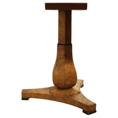 Feiner Biedermeier-Ahorntisch aus dem 19. Jahrhundert. Wien, um 1830.