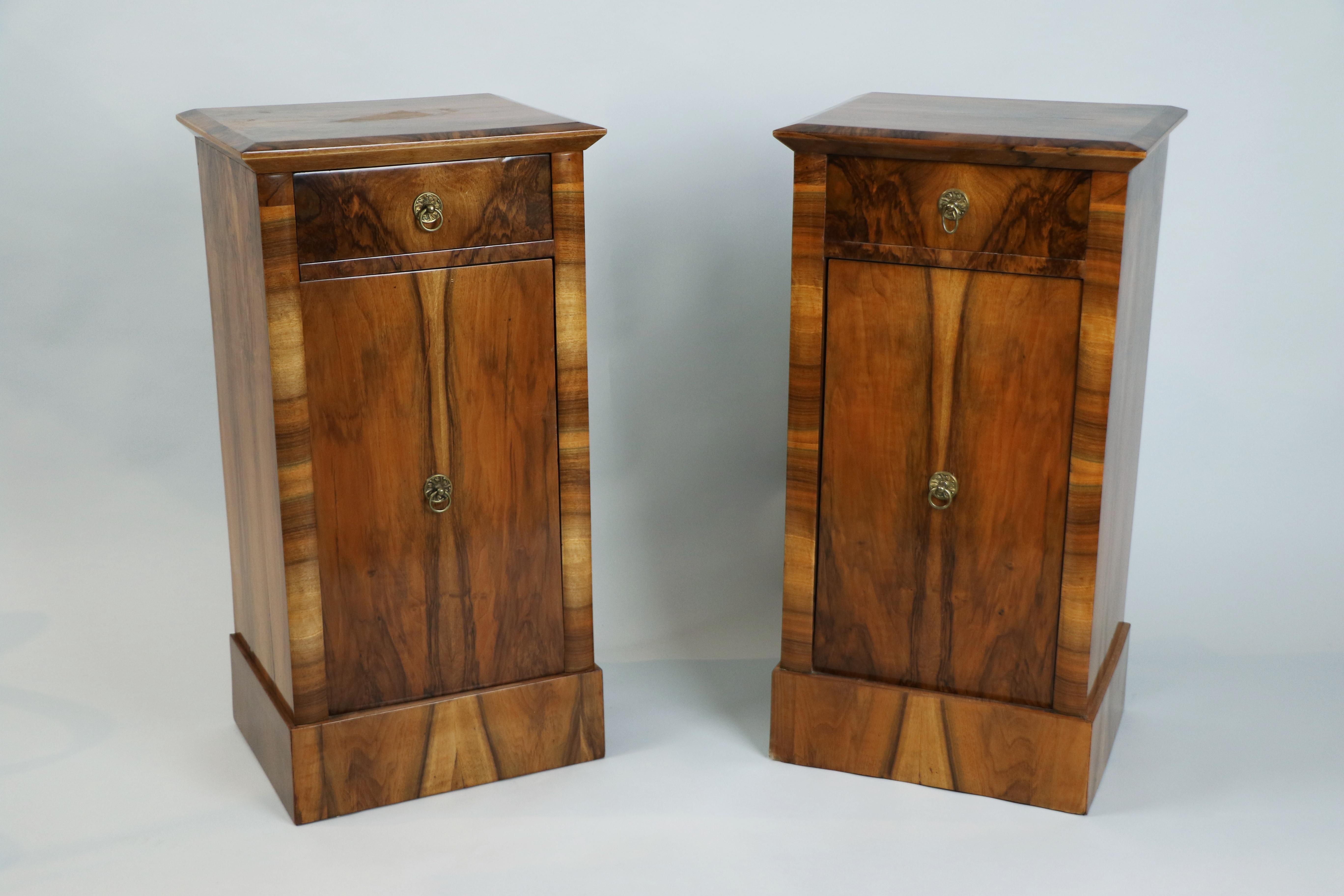 Rare et élégante paire de tables de nuit viennoises en noyer Biedermeier - Circa 1825

Nous sommes fiers de proposer une paire exceptionnellement rare et raffinée de tables de nuit viennoises Biedermeier originales, fabriquées vers 1830 - un