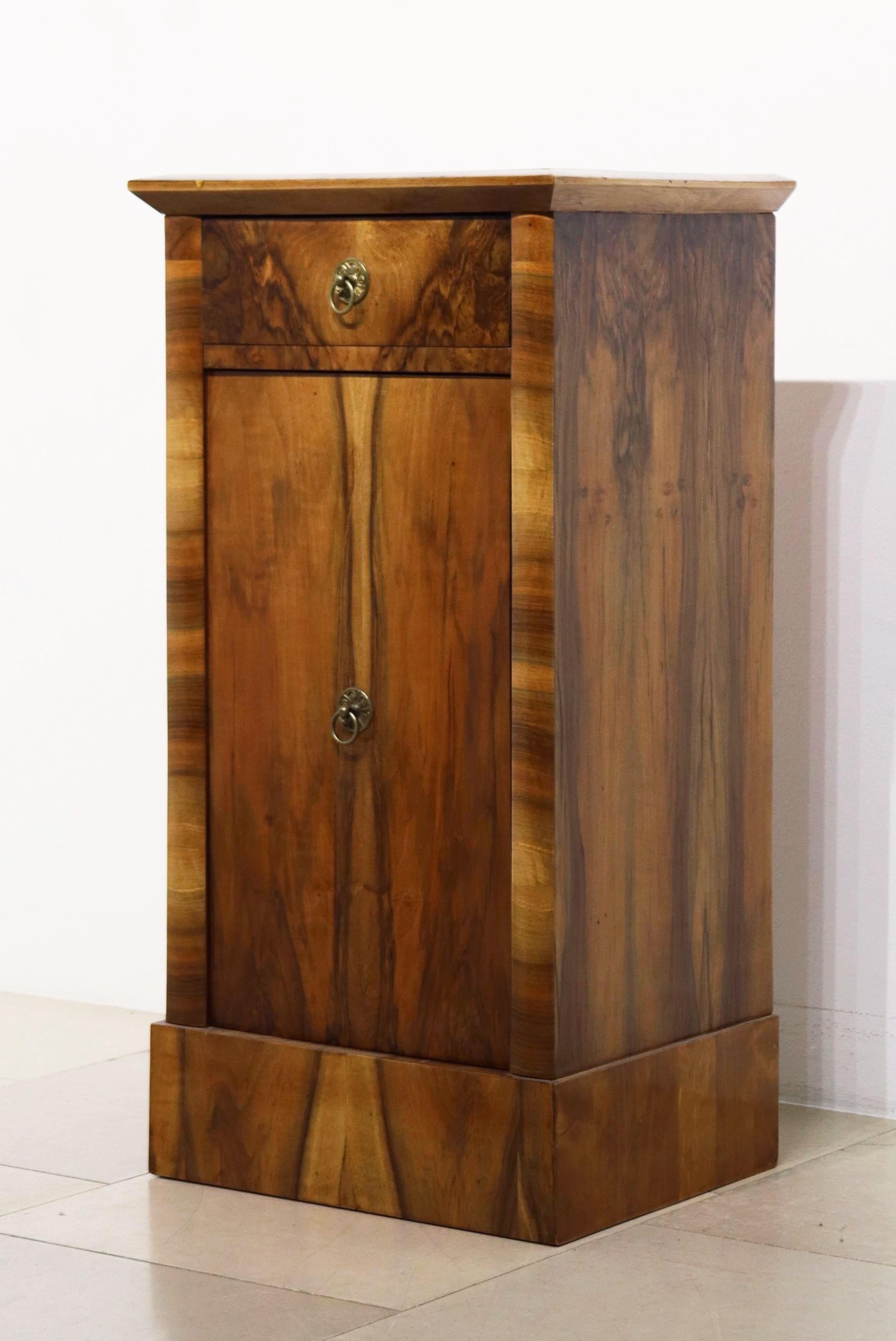 Austrian 19th Century Fine Biedermeier Pair Of Walnut Nightstands. Vienna, c. 1825. For Sale