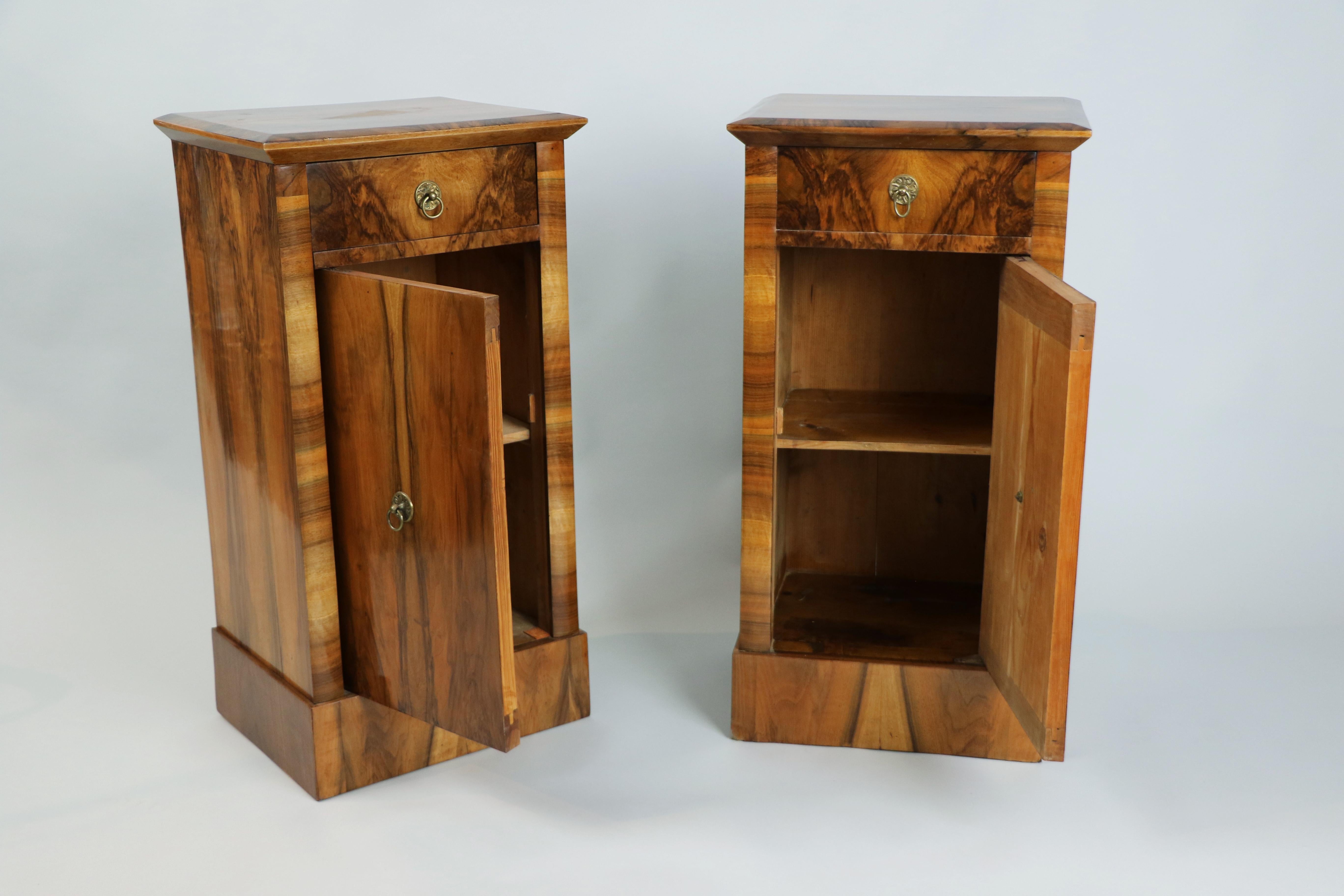 Autrichien Paire de tables de nuit en noyer Biedermeier du XIXe siècle. Vienne, vers 1825. en vente