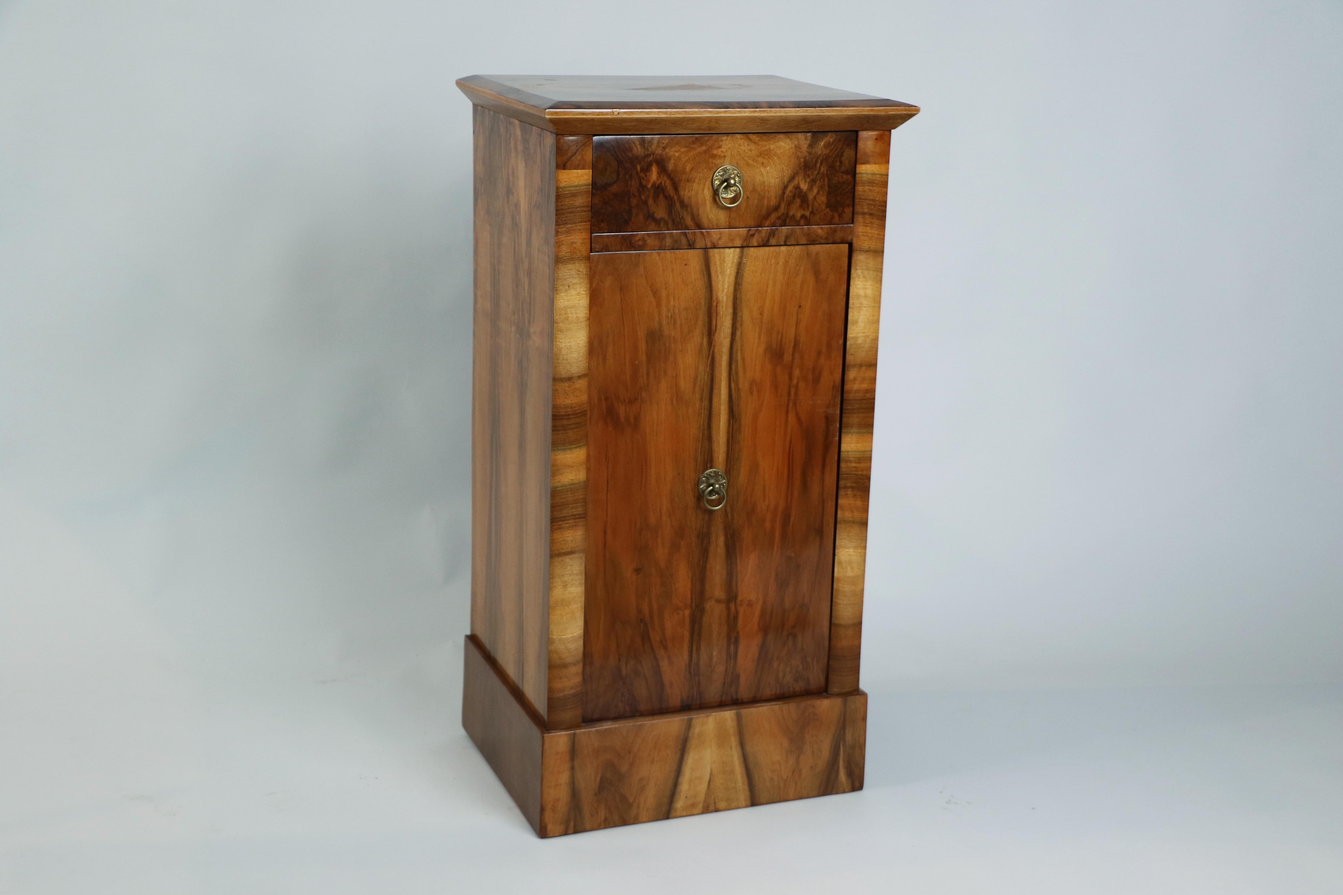 Poli Paire de tables de nuit en noyer Biedermeier du XIXe siècle. Vienne, vers 1825. en vente