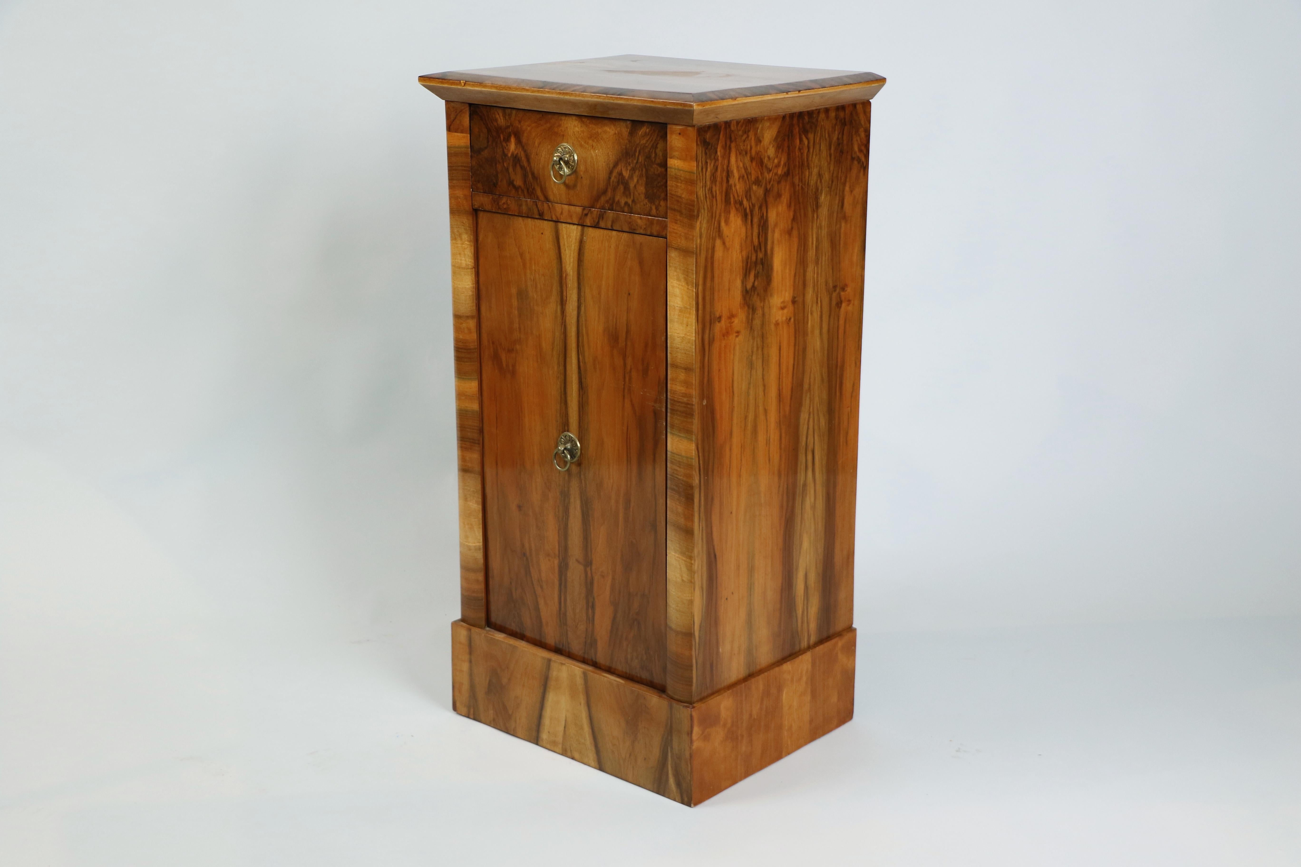 Paire de tables de nuit en noyer Biedermeier du XIXe siècle. Vienne, vers 1825. Bon état - En vente à Vienna, AT