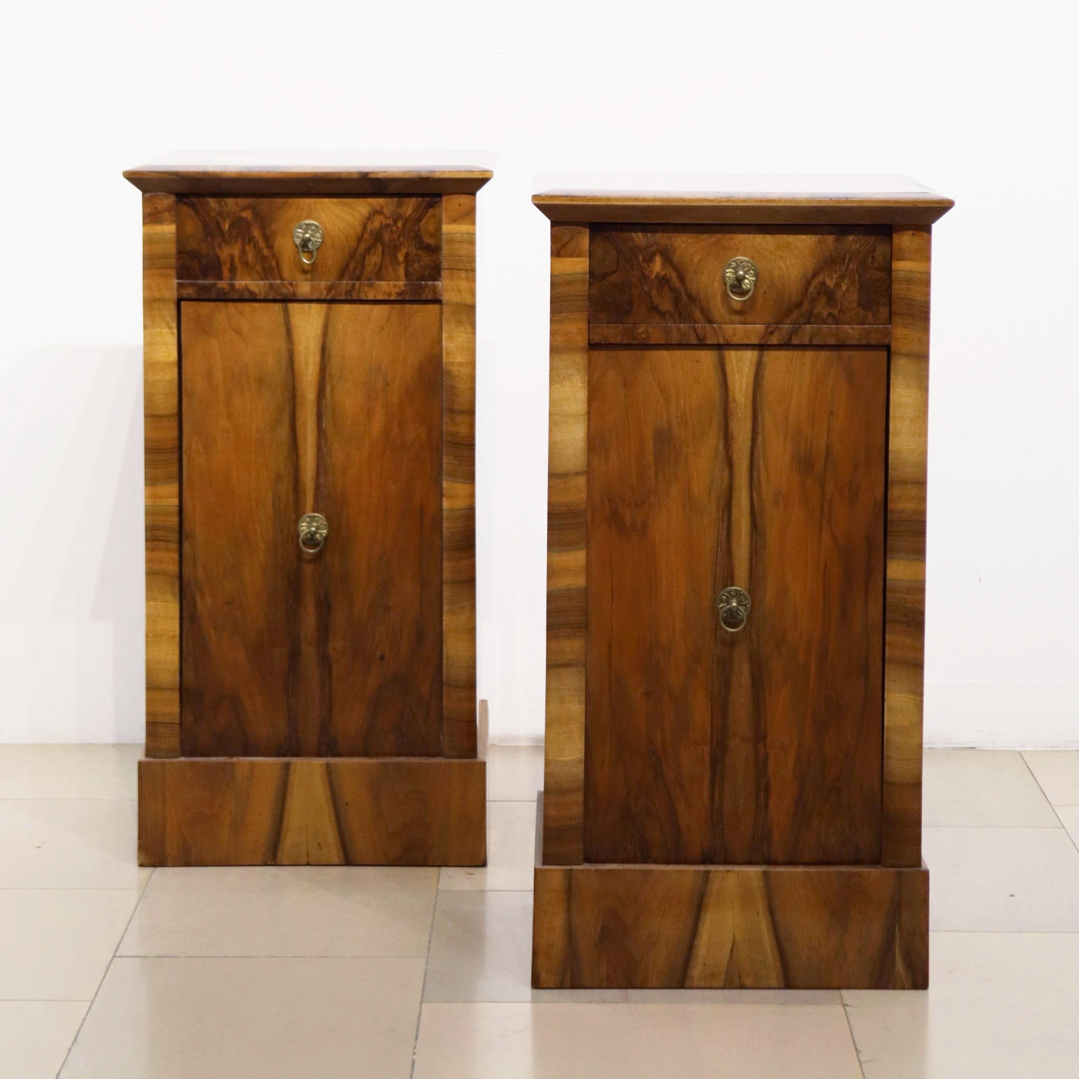 Rare and Elegant Pair of Viennese Biedermeier Walnut Nightstands – Circa 1825

We are proud to offer an exceptionally rare and refined pair of original Viennese Biedermeier nightstands, crafted circa 1830 – a museum-worthy ensemble that exemplifies