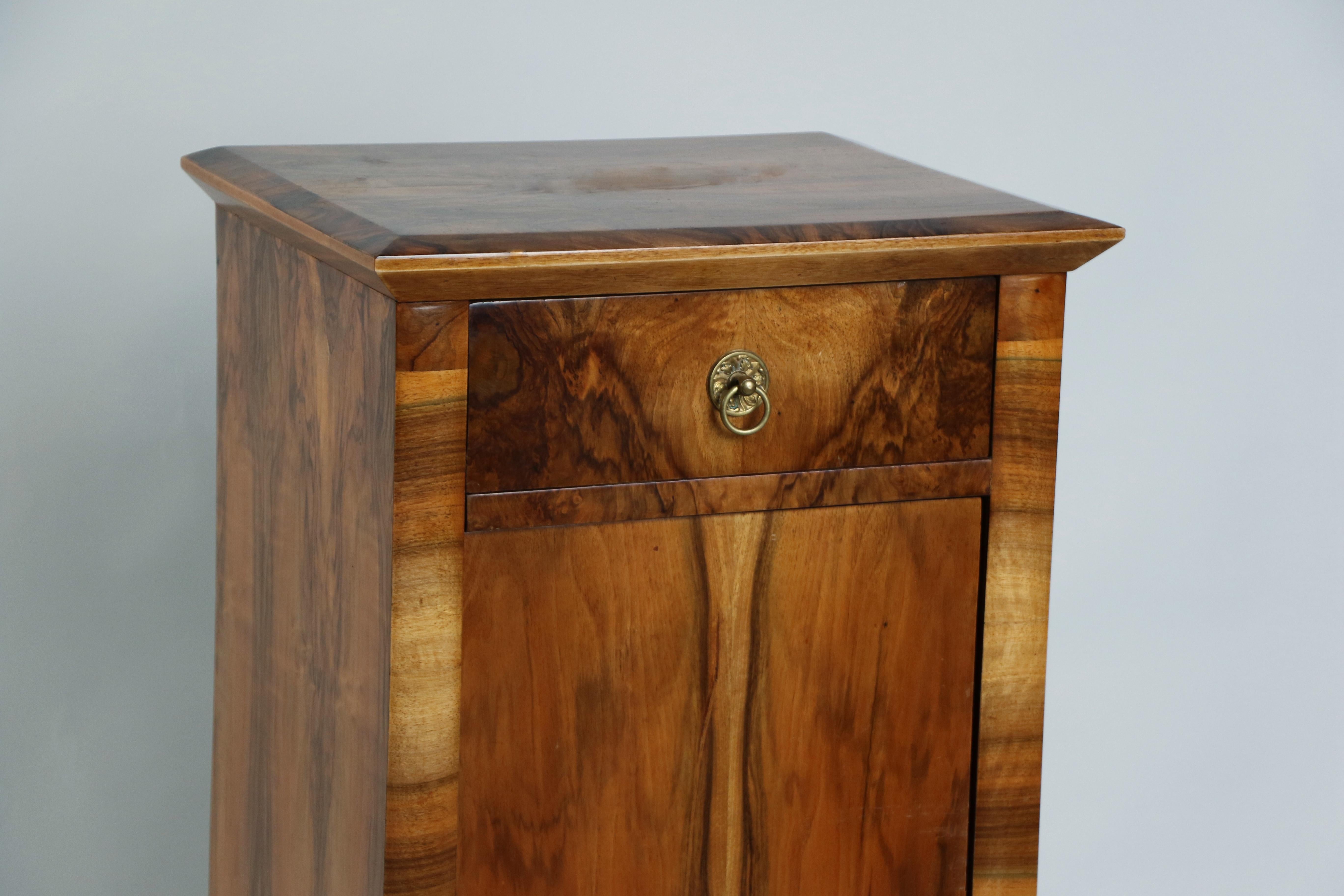 Laiton Paire de tables de nuit en noyer Biedermeier du XIXe siècle. Vienne, vers 1825. en vente