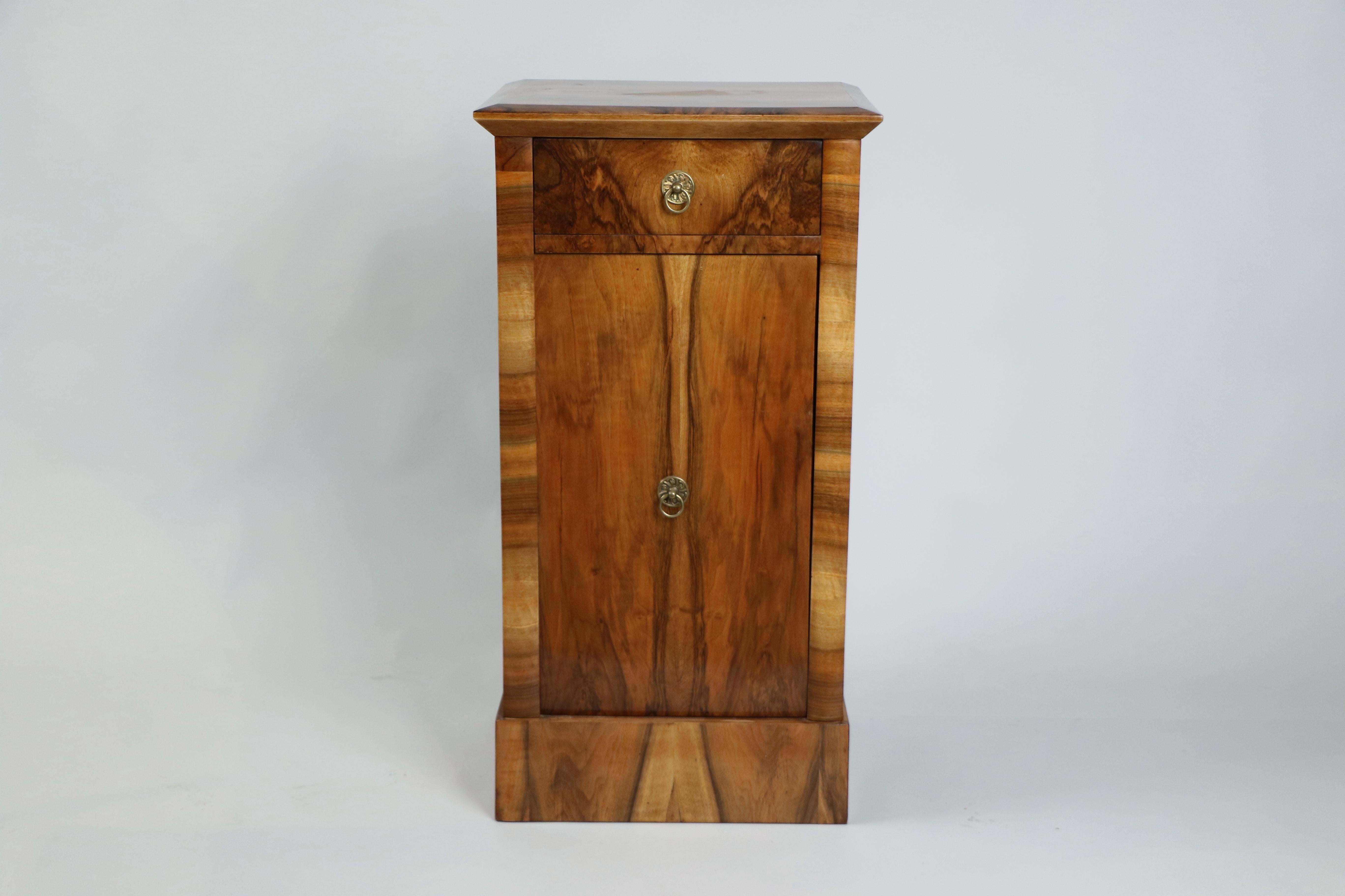 Paire de tables de nuit en noyer Biedermeier du XIXe siècle. Vienne, vers 1825. en vente 1