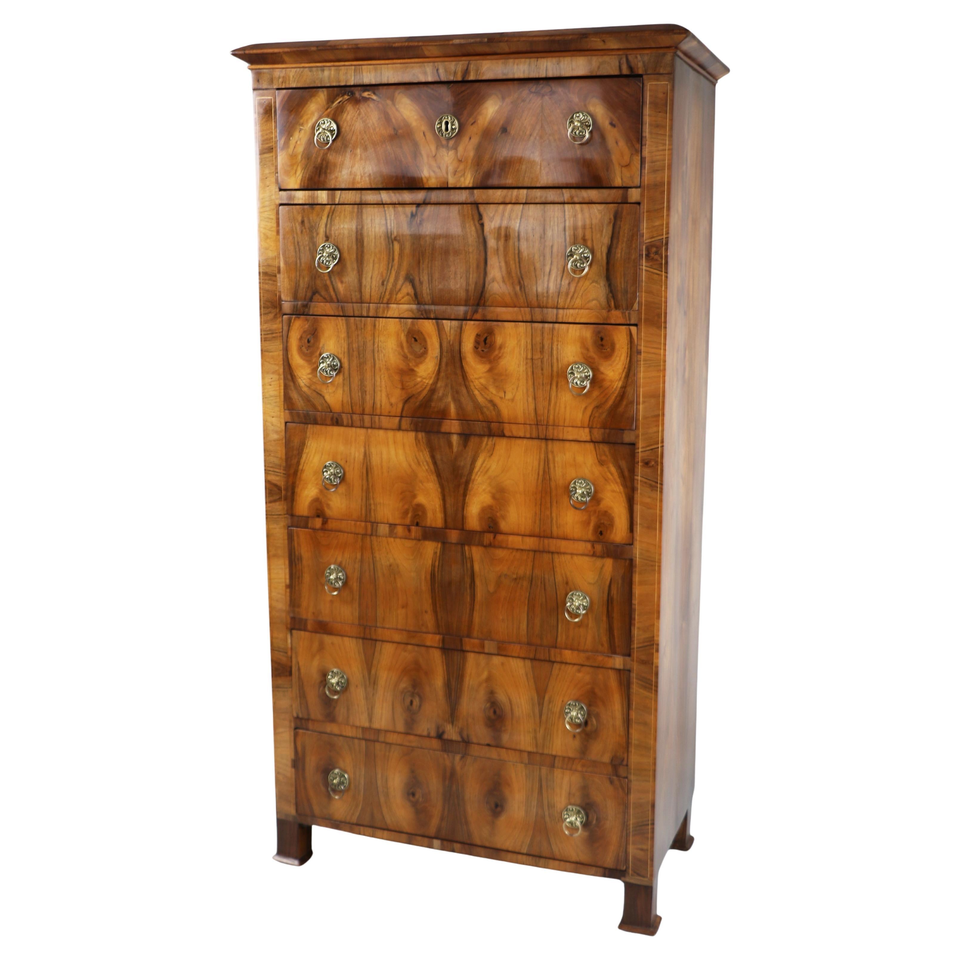 Außergewöhnlicher Wiener Biedermeier-Semainier - Wien, um 1825

Wir freuen uns, Ihnen ein wirklich herausragendes und seltenes frühes Biedermeier-Semainier präsentieren zu können - eine hohe Kommode mit sieben Schubladen, die um 1825 in Wien
