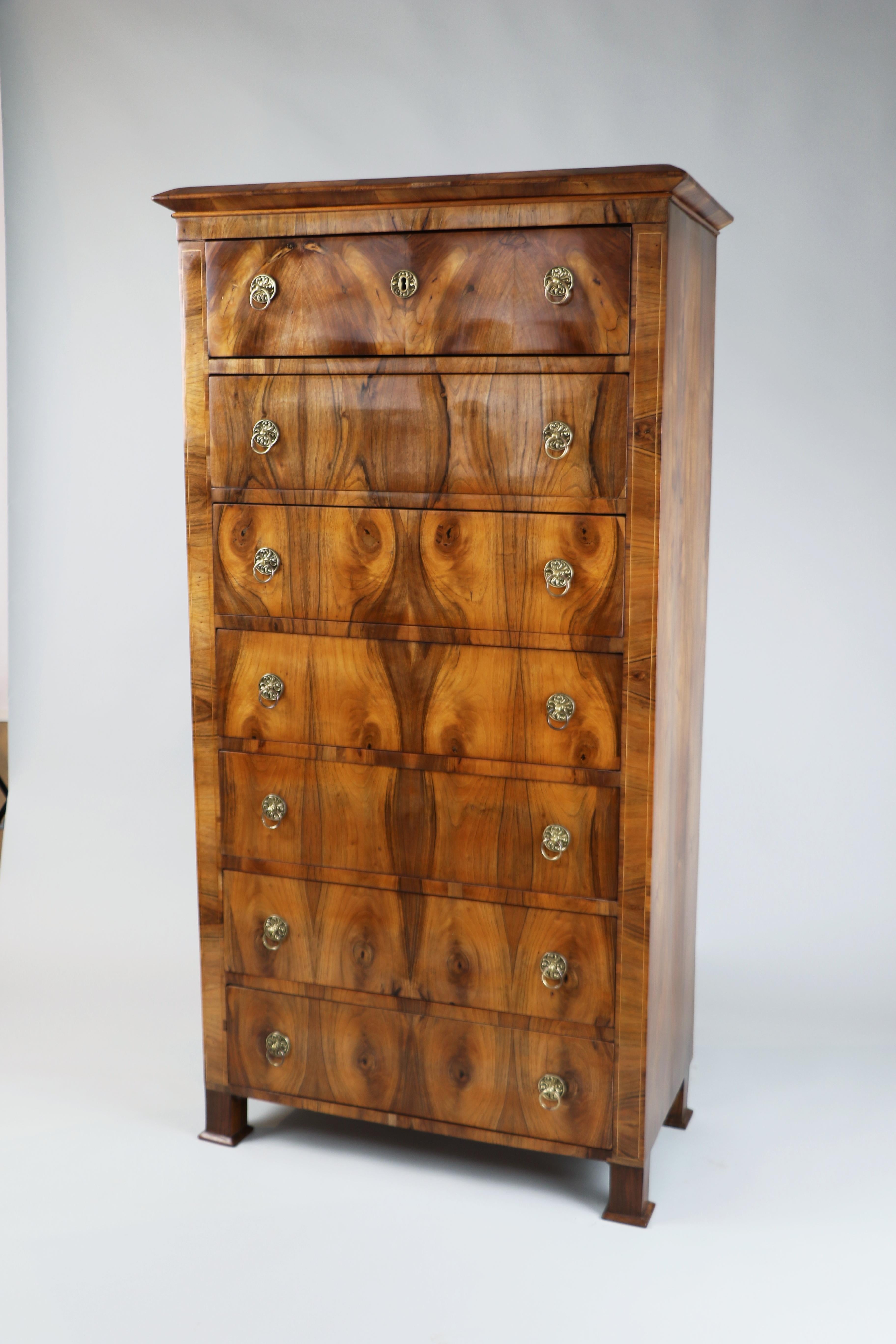 Feine Biedermeier-Semainier-Kommode mit sieben Schubladen aus dem 19. Jahrhundert. Wiener Stadt, um 1825. (Österreichisch) im Angebot